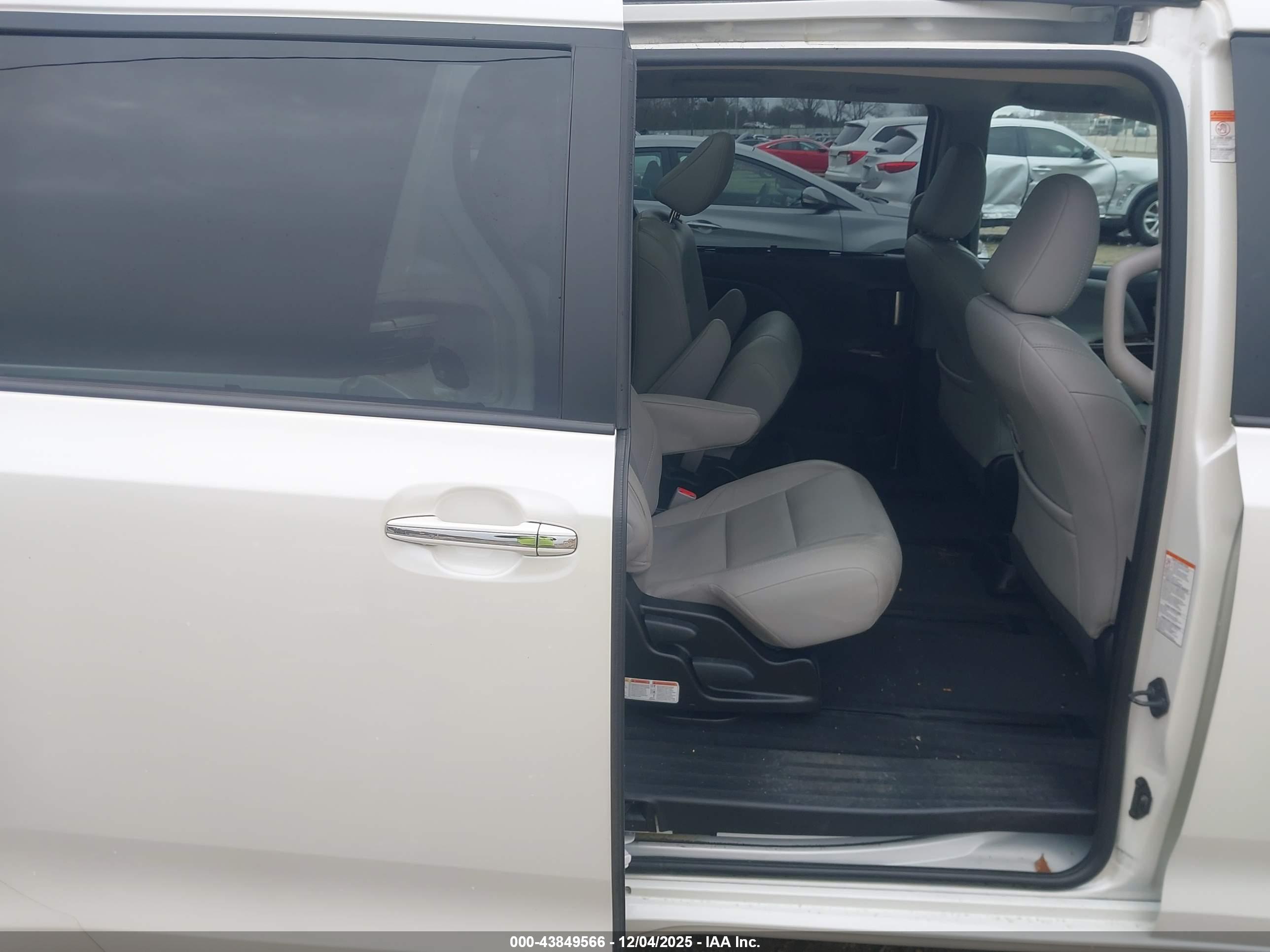 TOYOTA SIENNA image 8