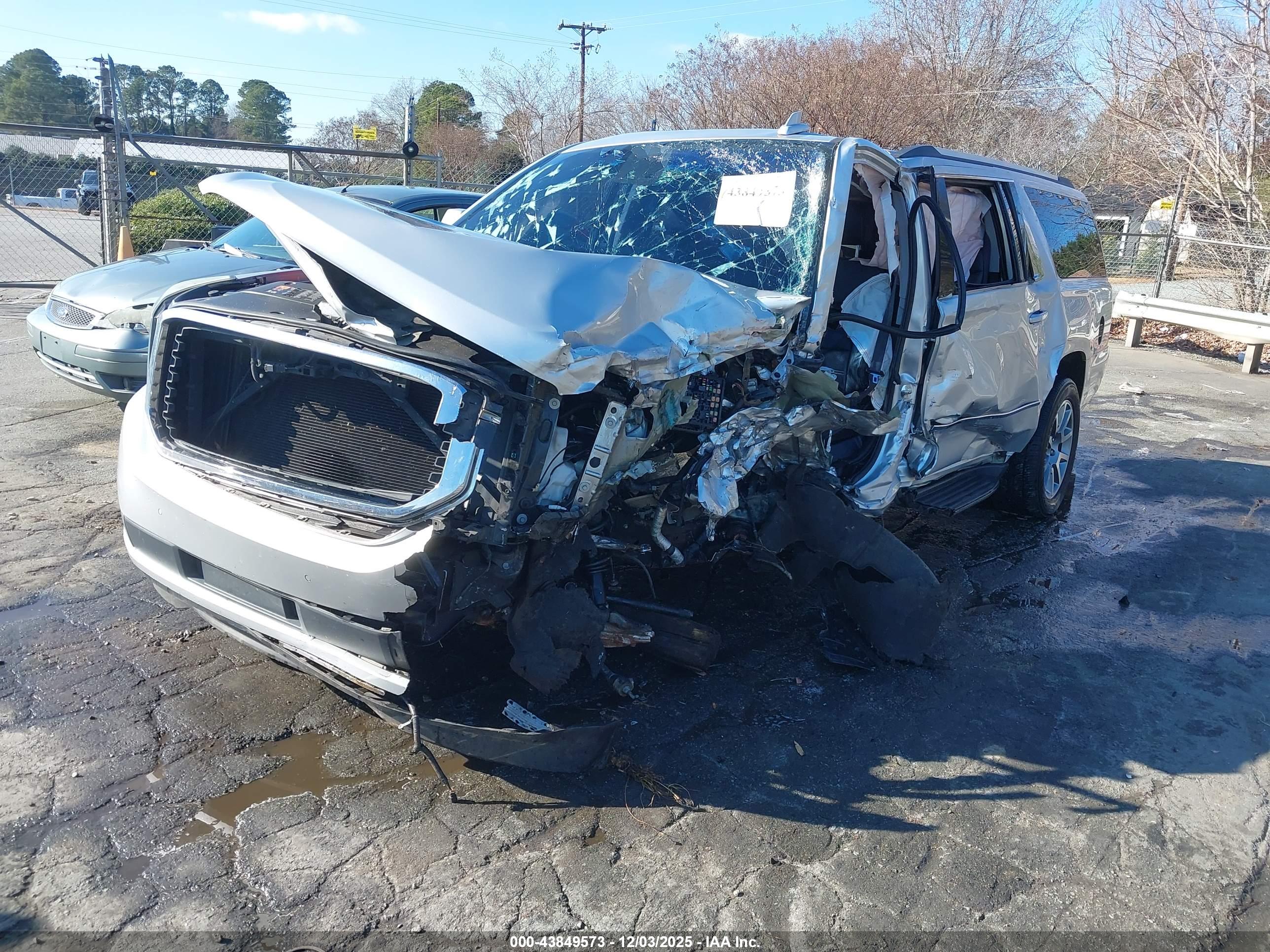 GMC YUKON image 2