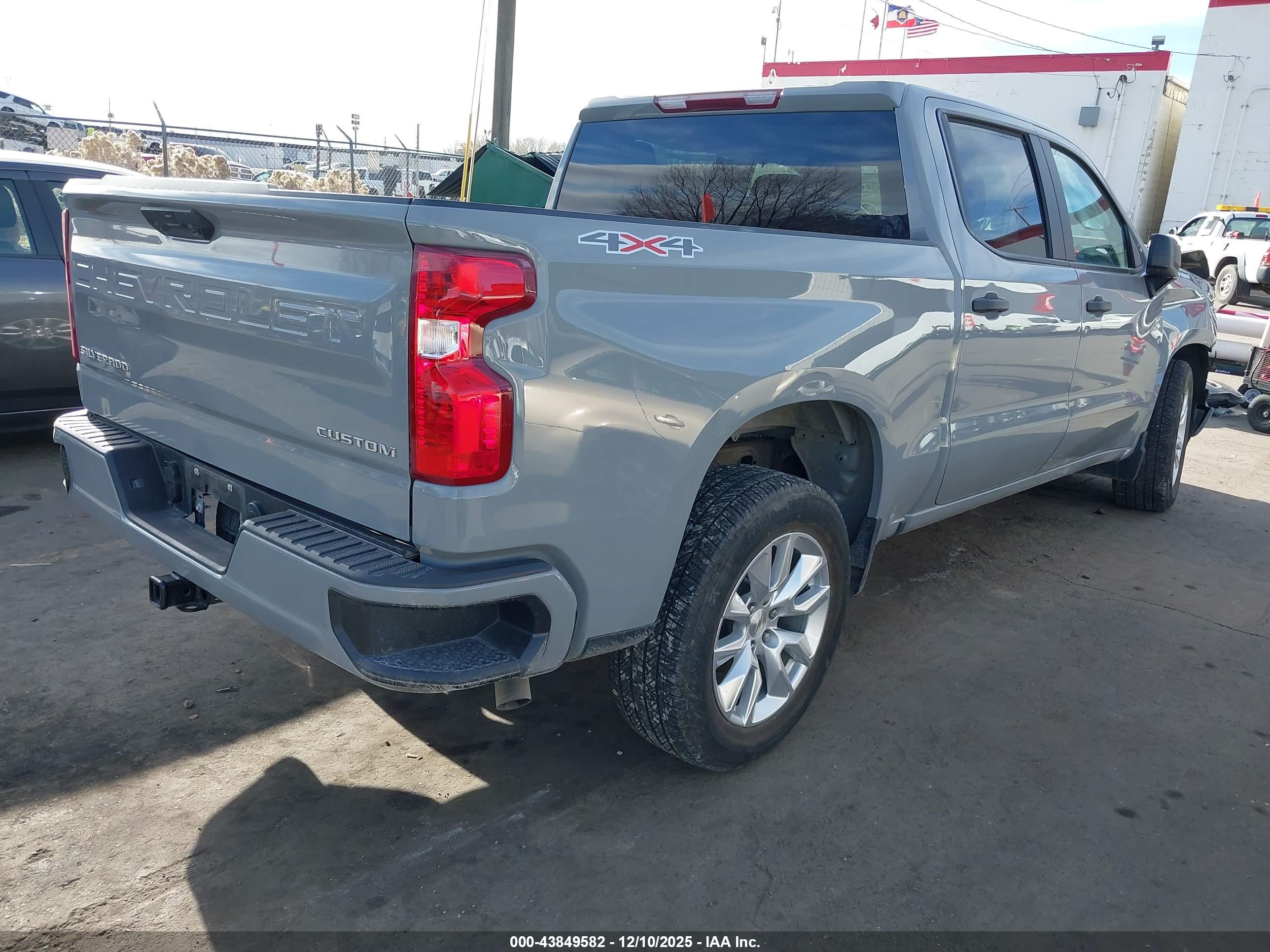 CHEVROLET SILVERADO image 4