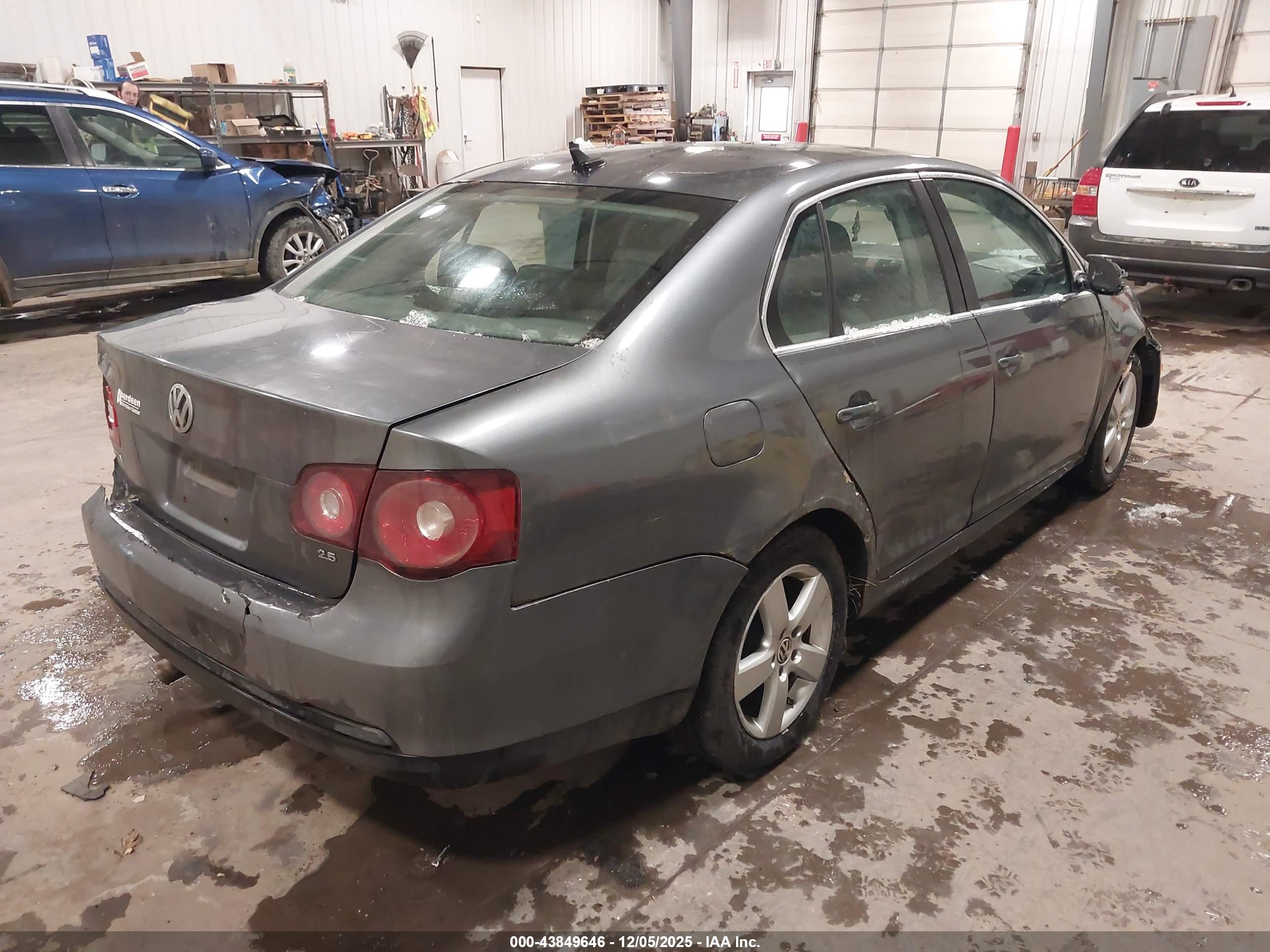 VOLKSWAGEN JETTA image 4