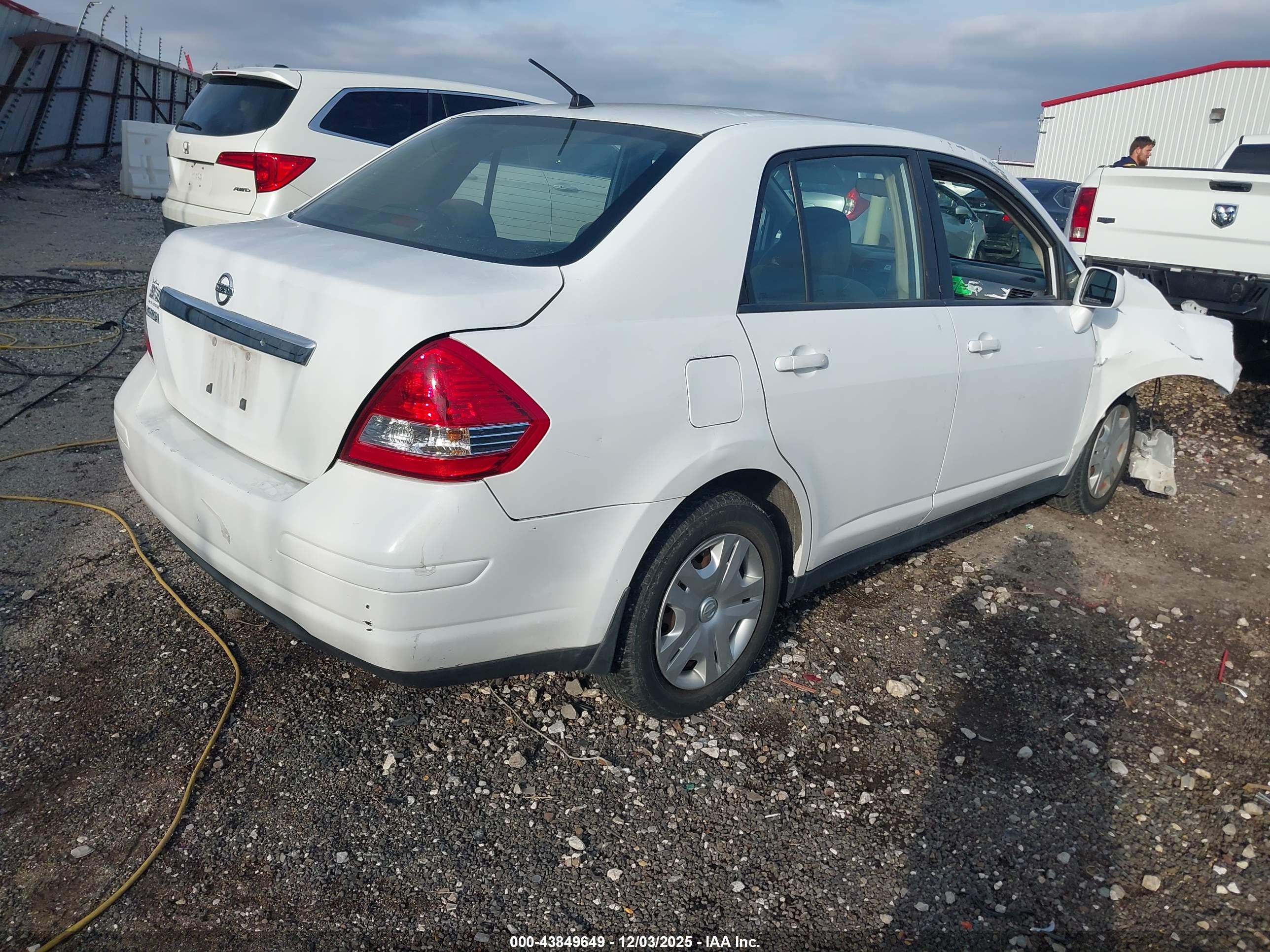 NISSAN VERSA image 4