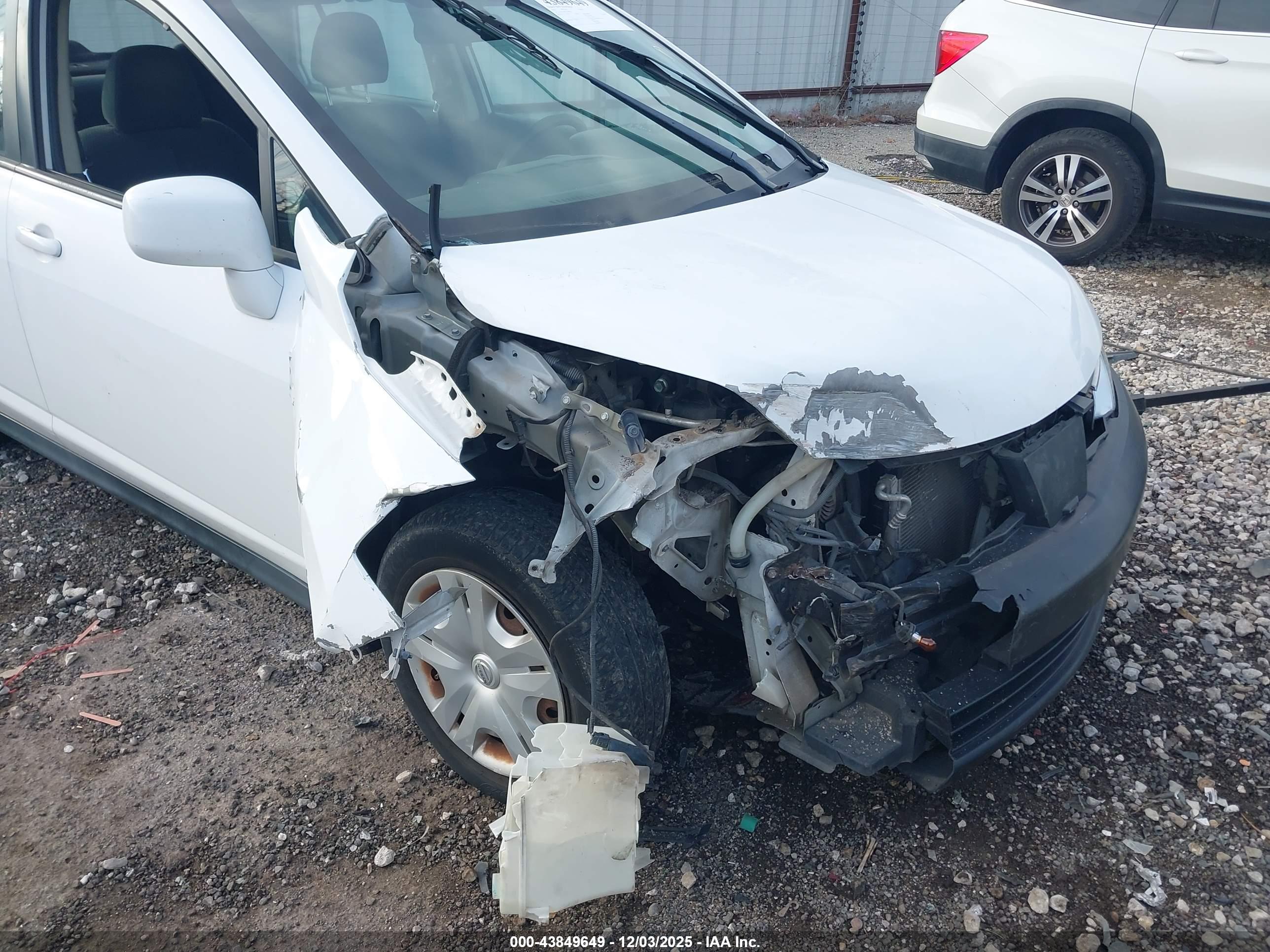 NISSAN VERSA image 6
