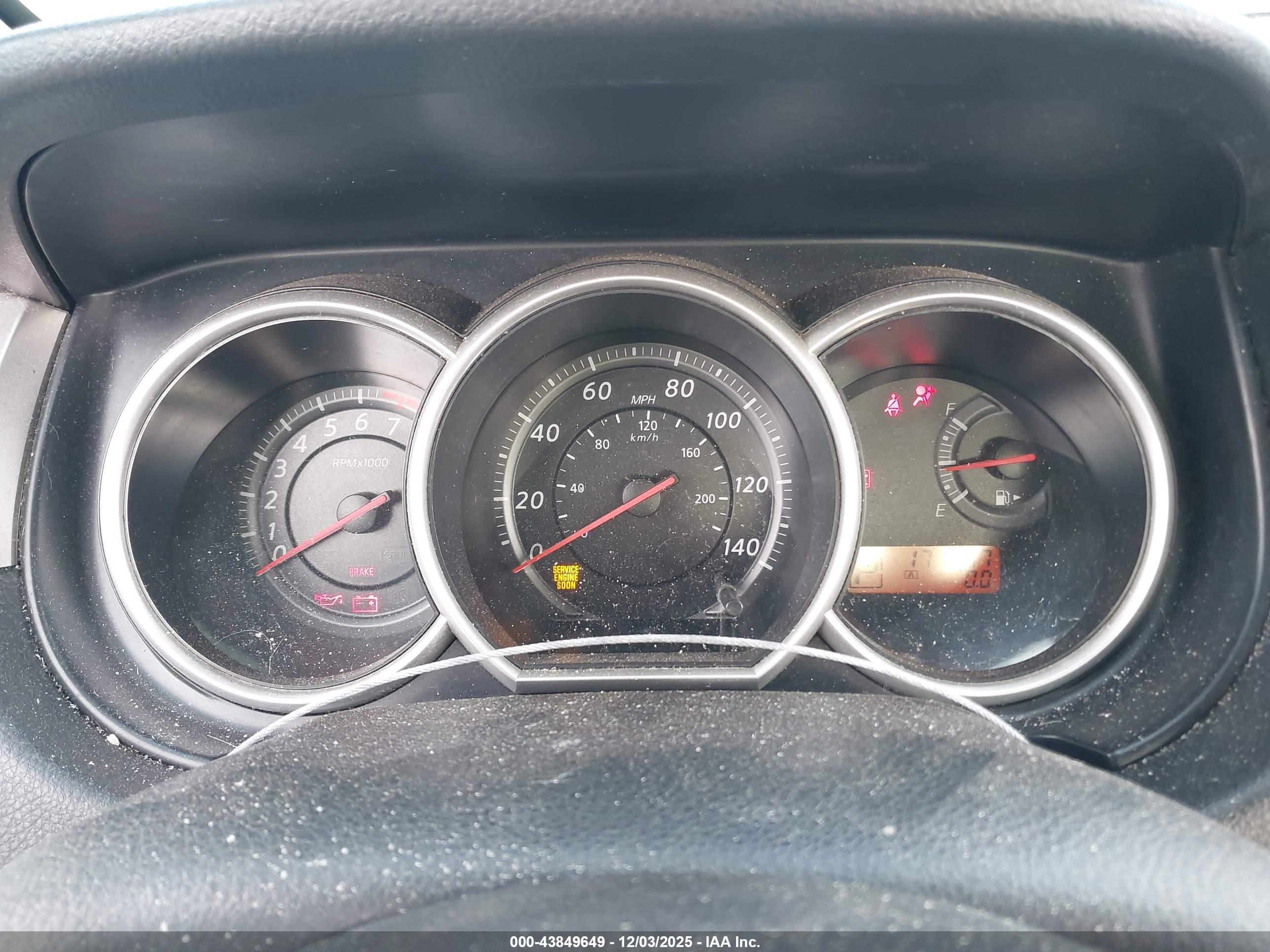NISSAN VERSA image 7
