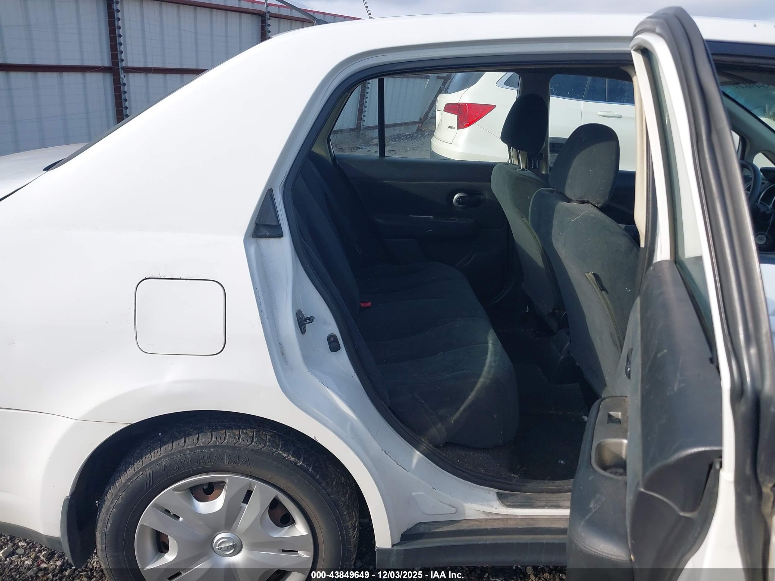 NISSAN VERSA image 8