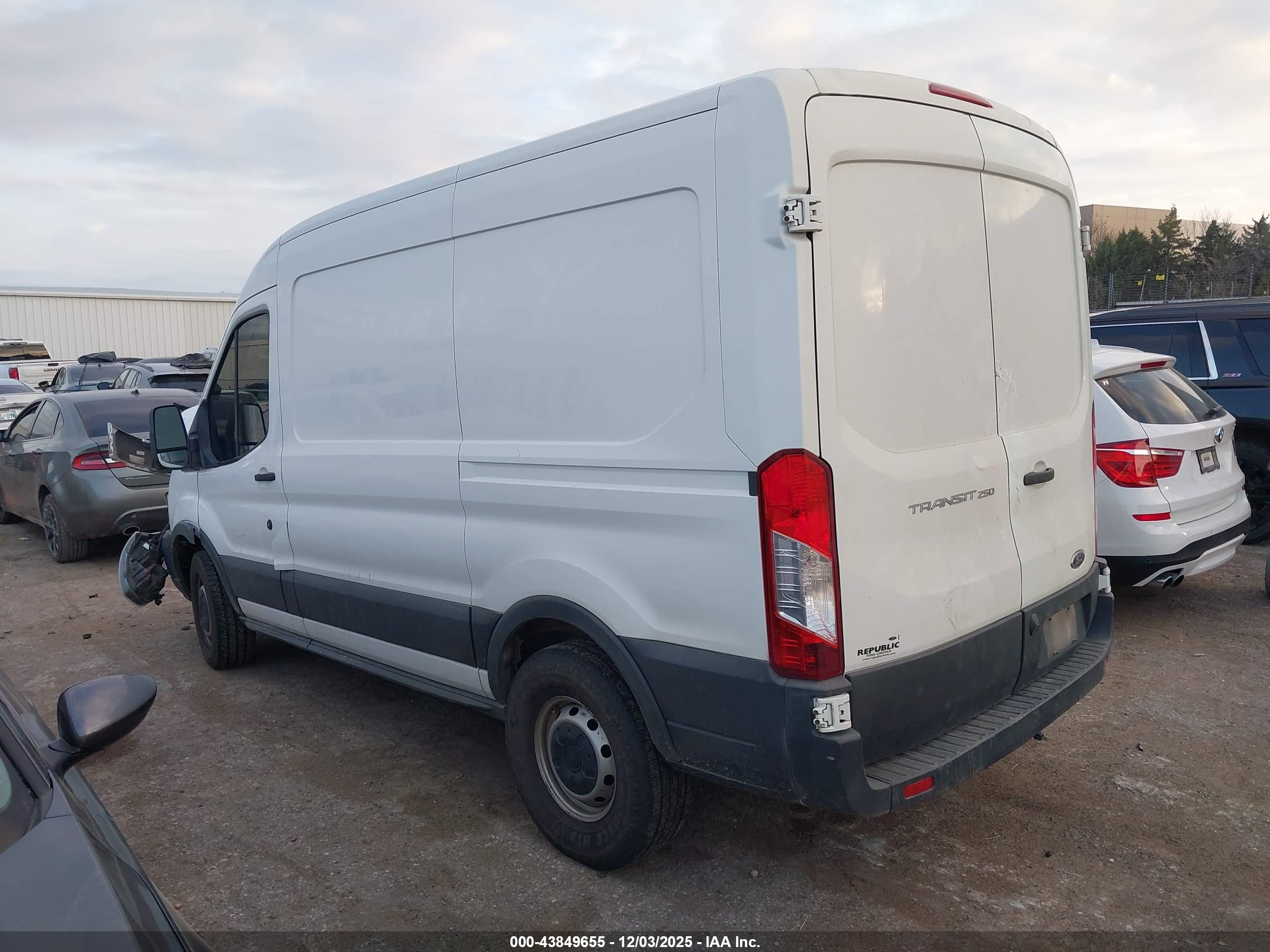 FORD TRANSIT-250 image 3