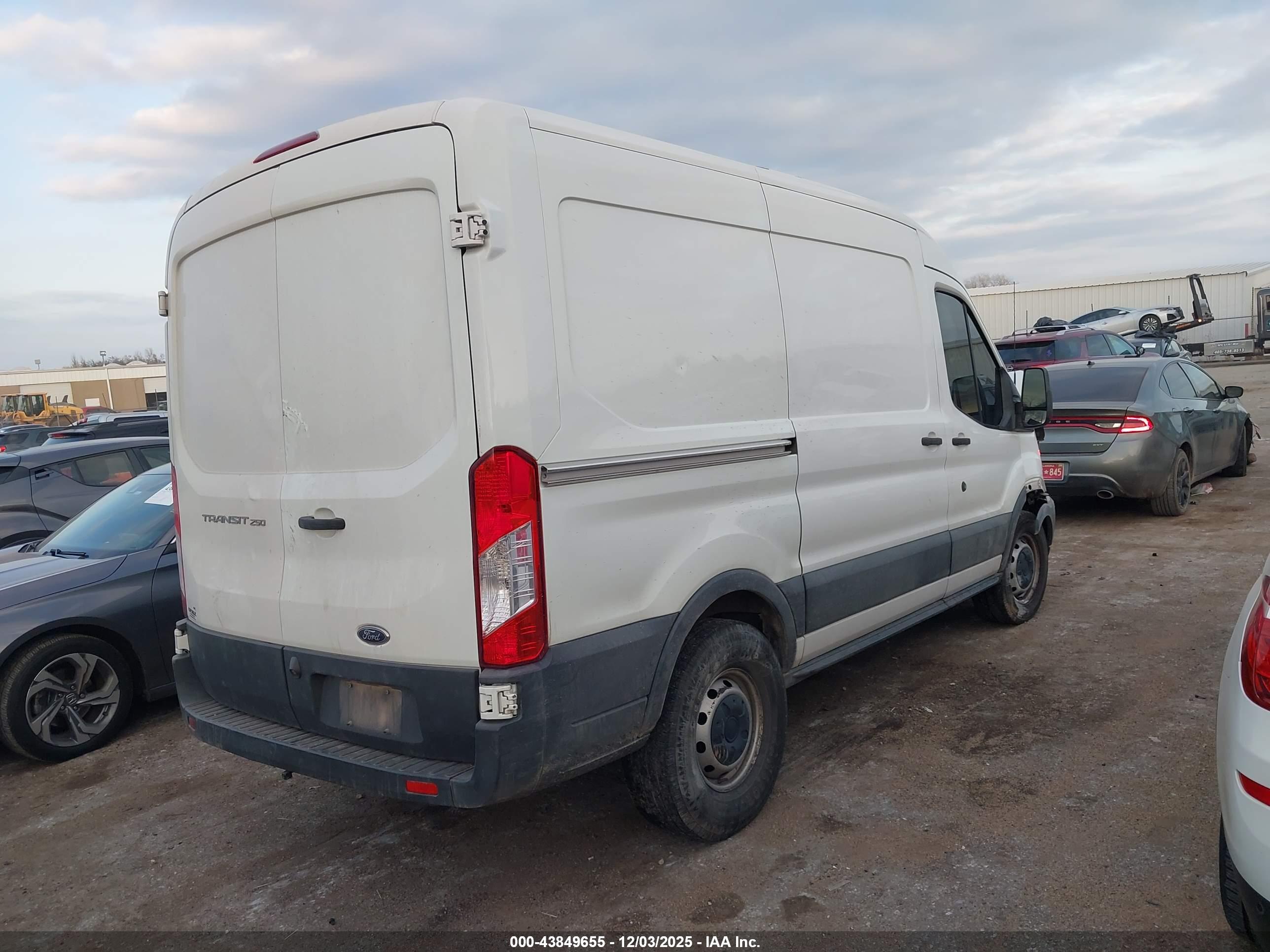 FORD TRANSIT-250 image 4