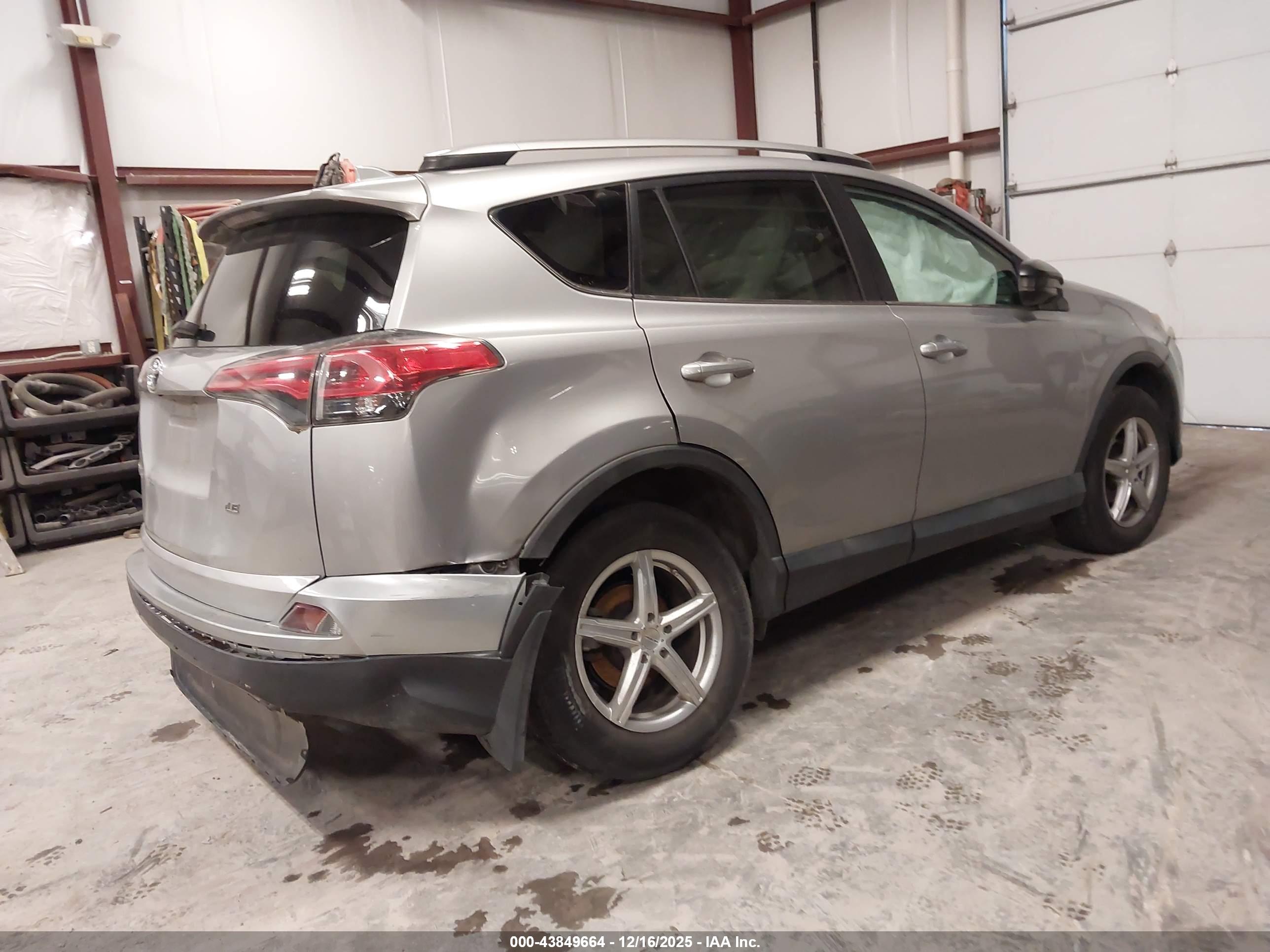 TOYOTA RAV4 image 4
