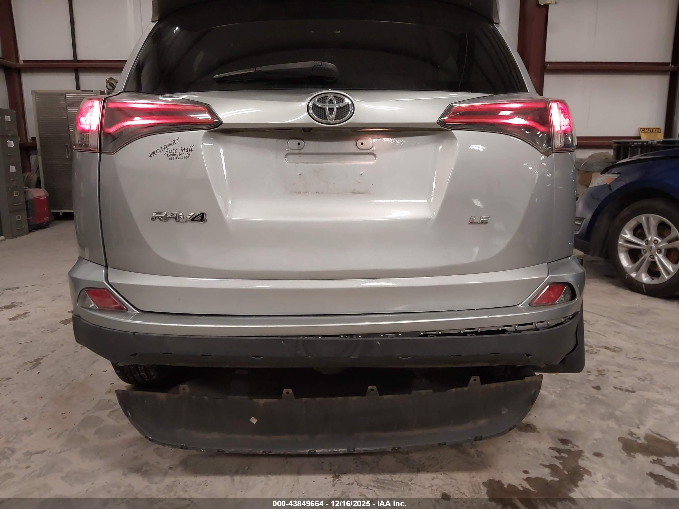 TOYOTA RAV4 image 6