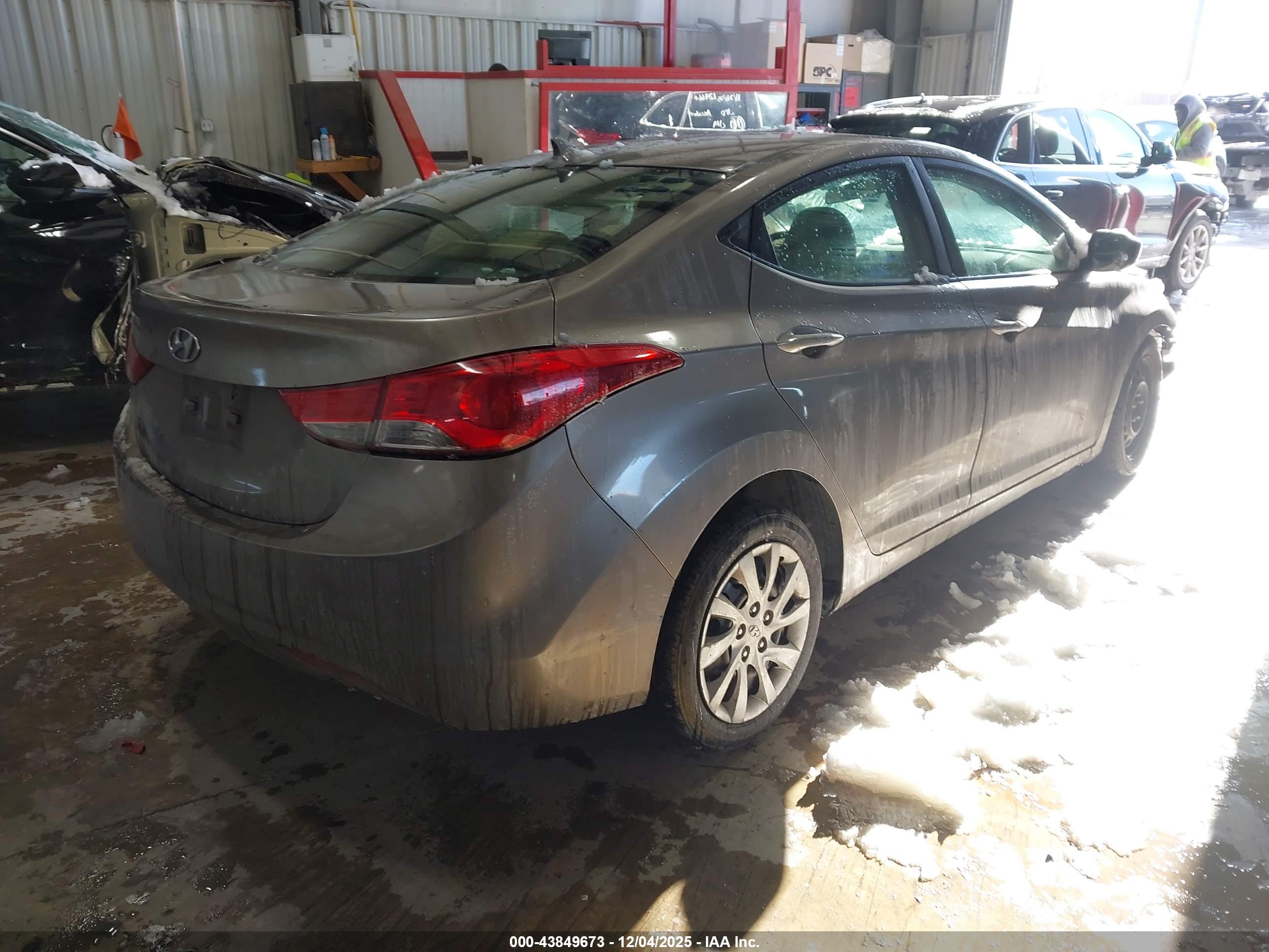 HYUNDAI ELANTRA image 4