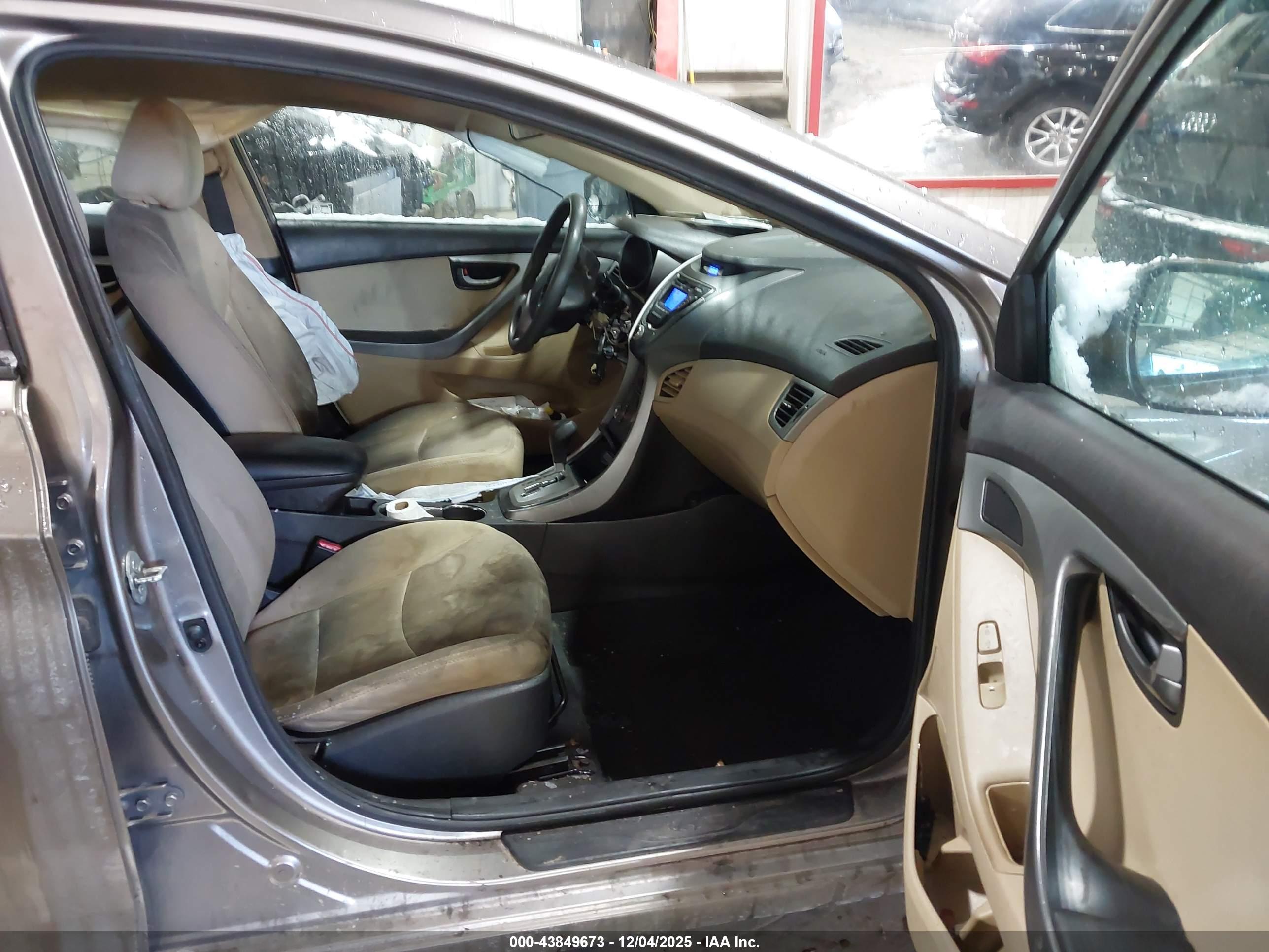 HYUNDAI ELANTRA image 5
