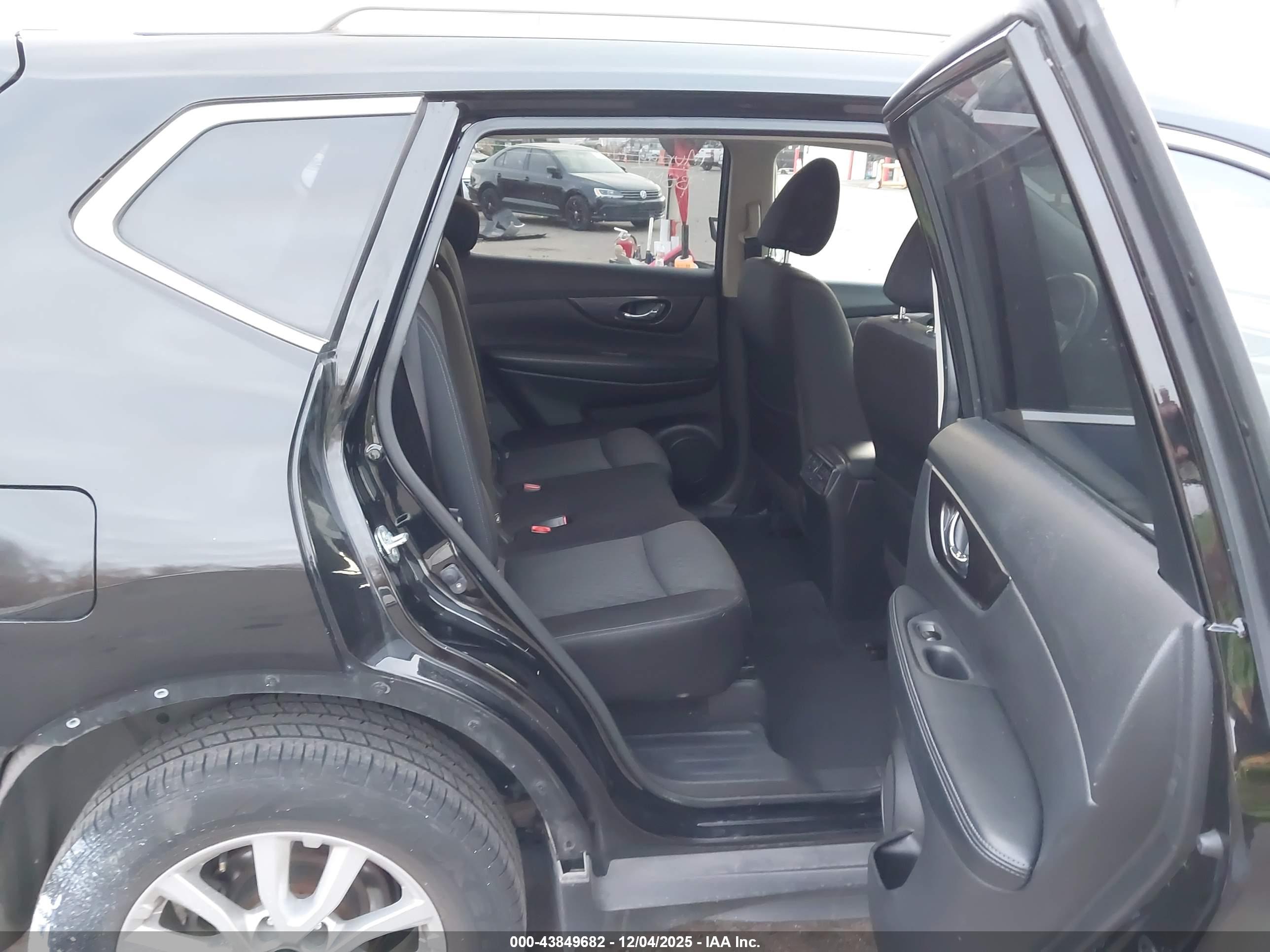 NISSAN ROGUE image 8