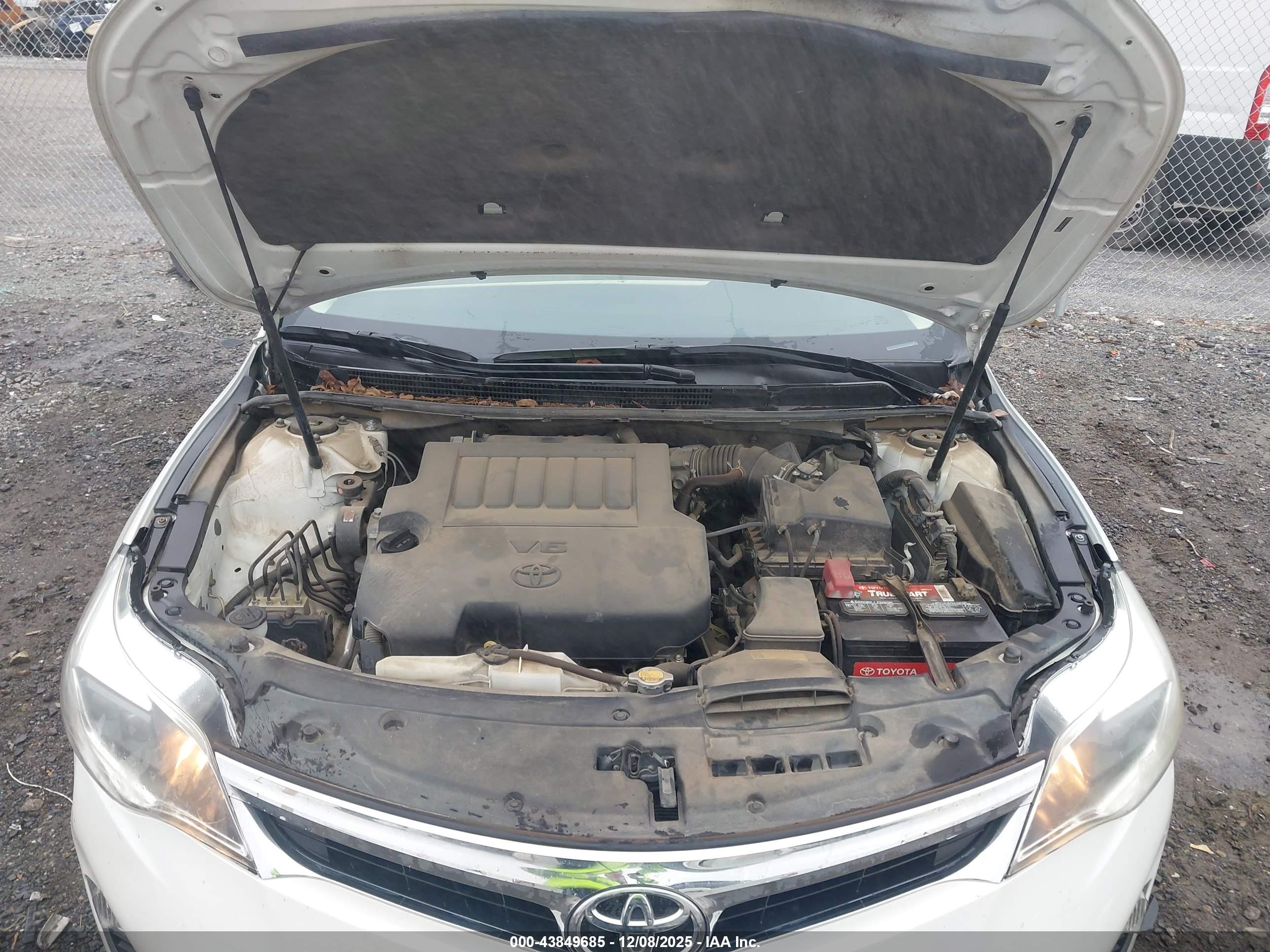 TOYOTA AVALON image 10