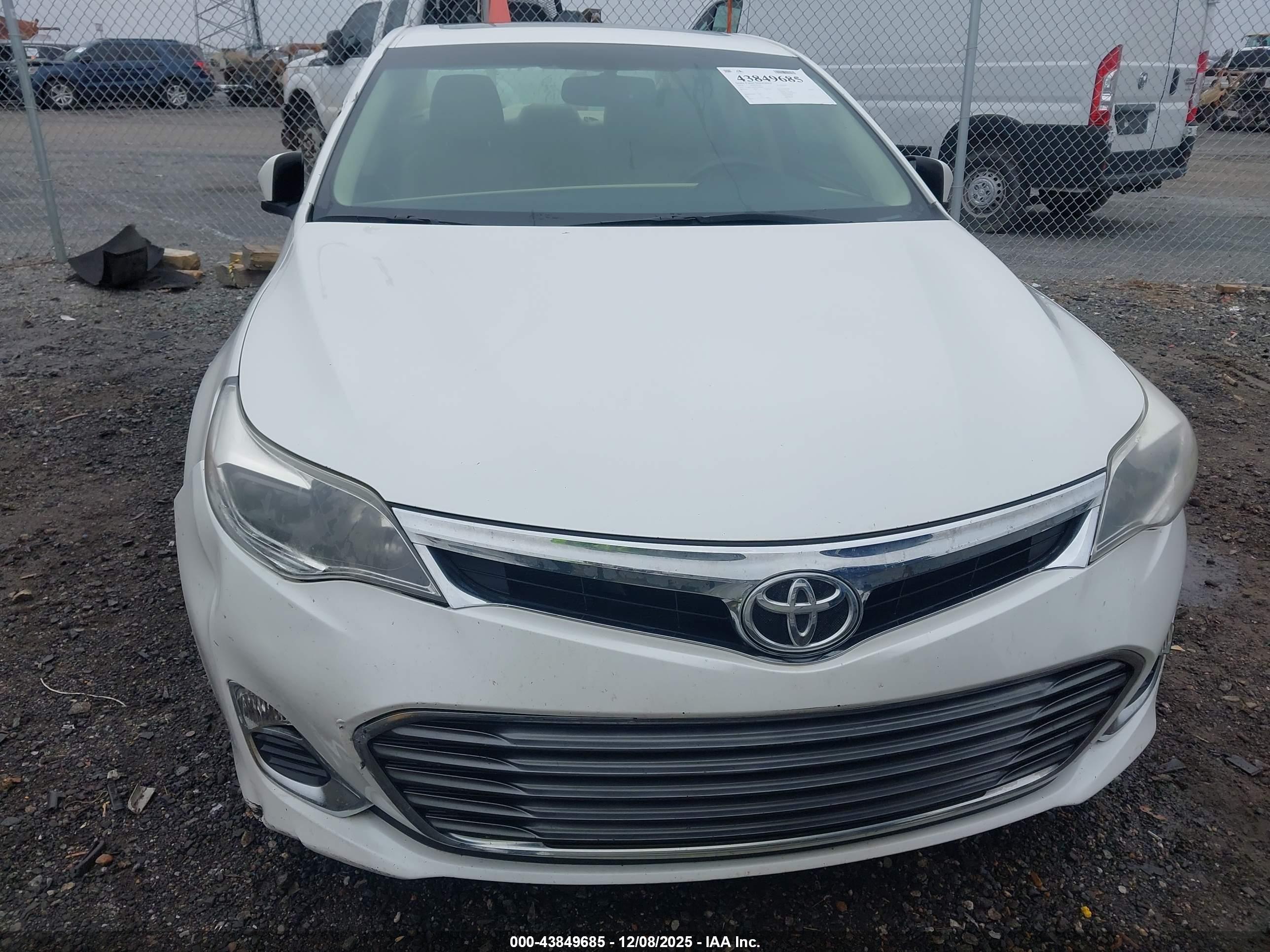TOYOTA AVALON image 6