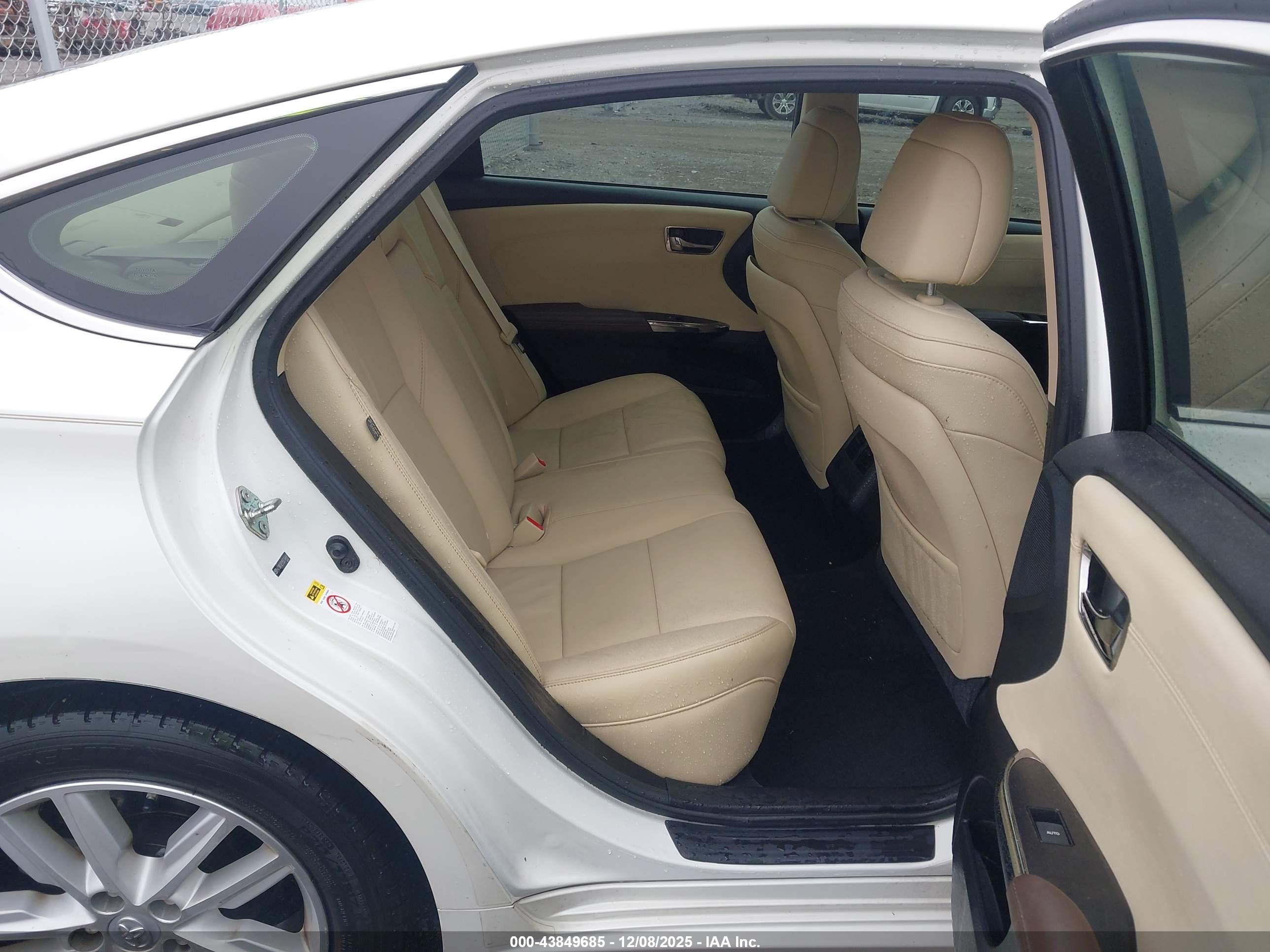 TOYOTA AVALON image 8
