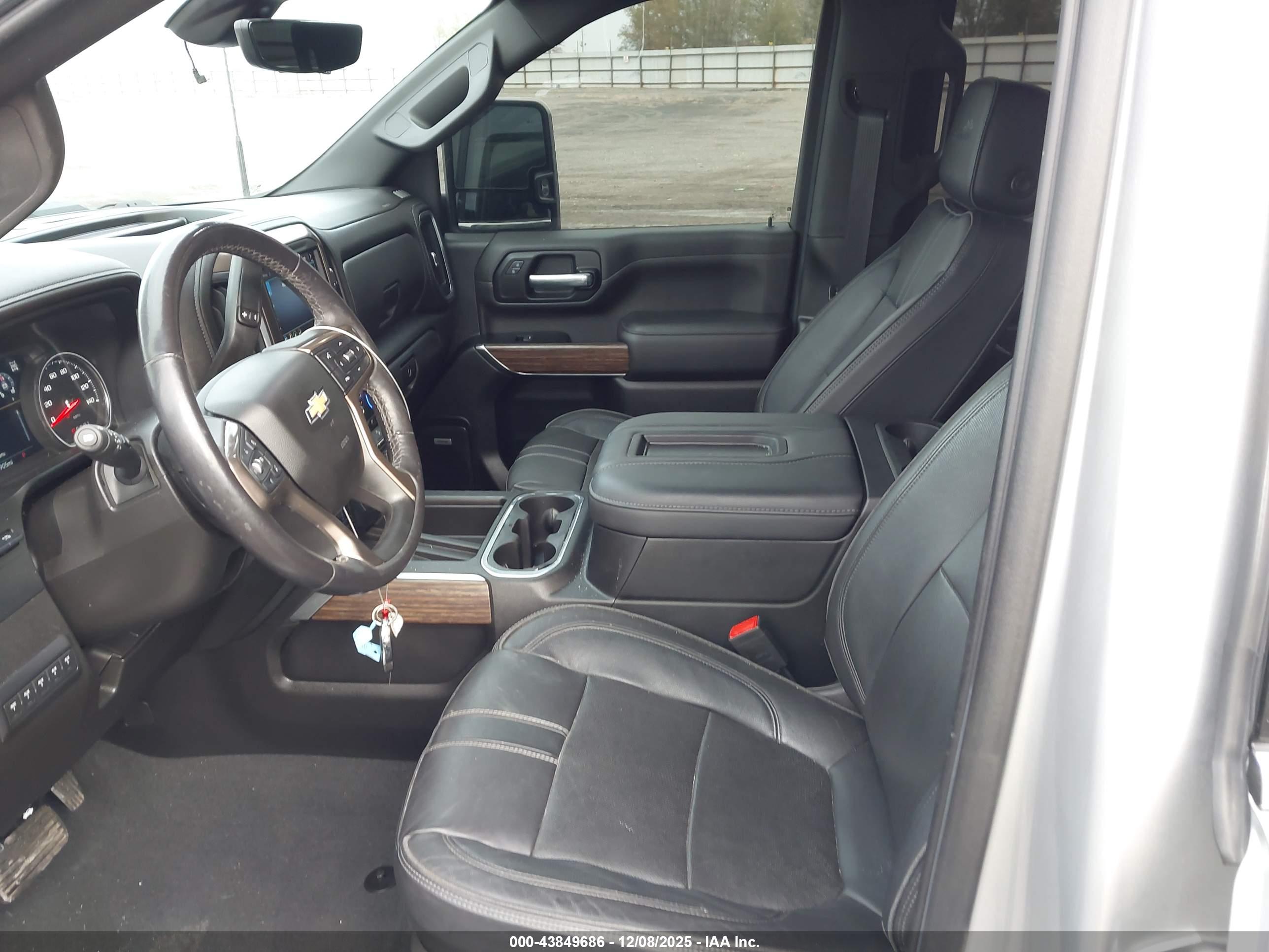 CHEVROLET SILVERADO image 7