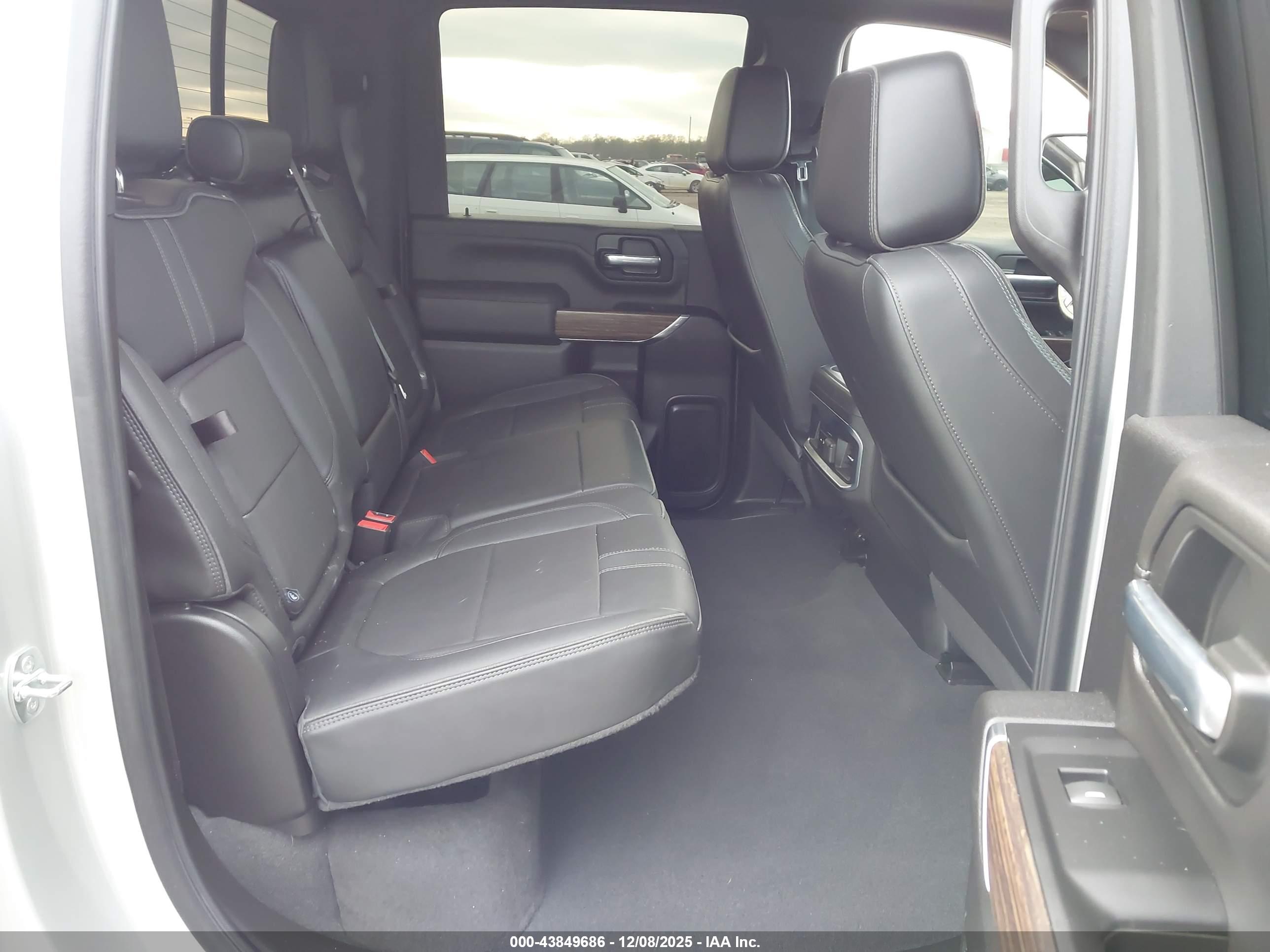 CHEVROLET SILVERADO image 8
