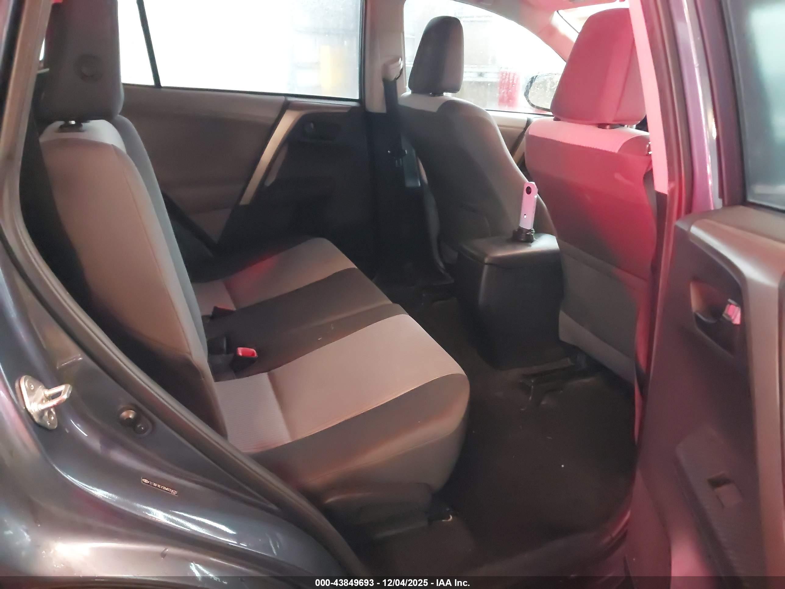 TOYOTA RAV4 image 8