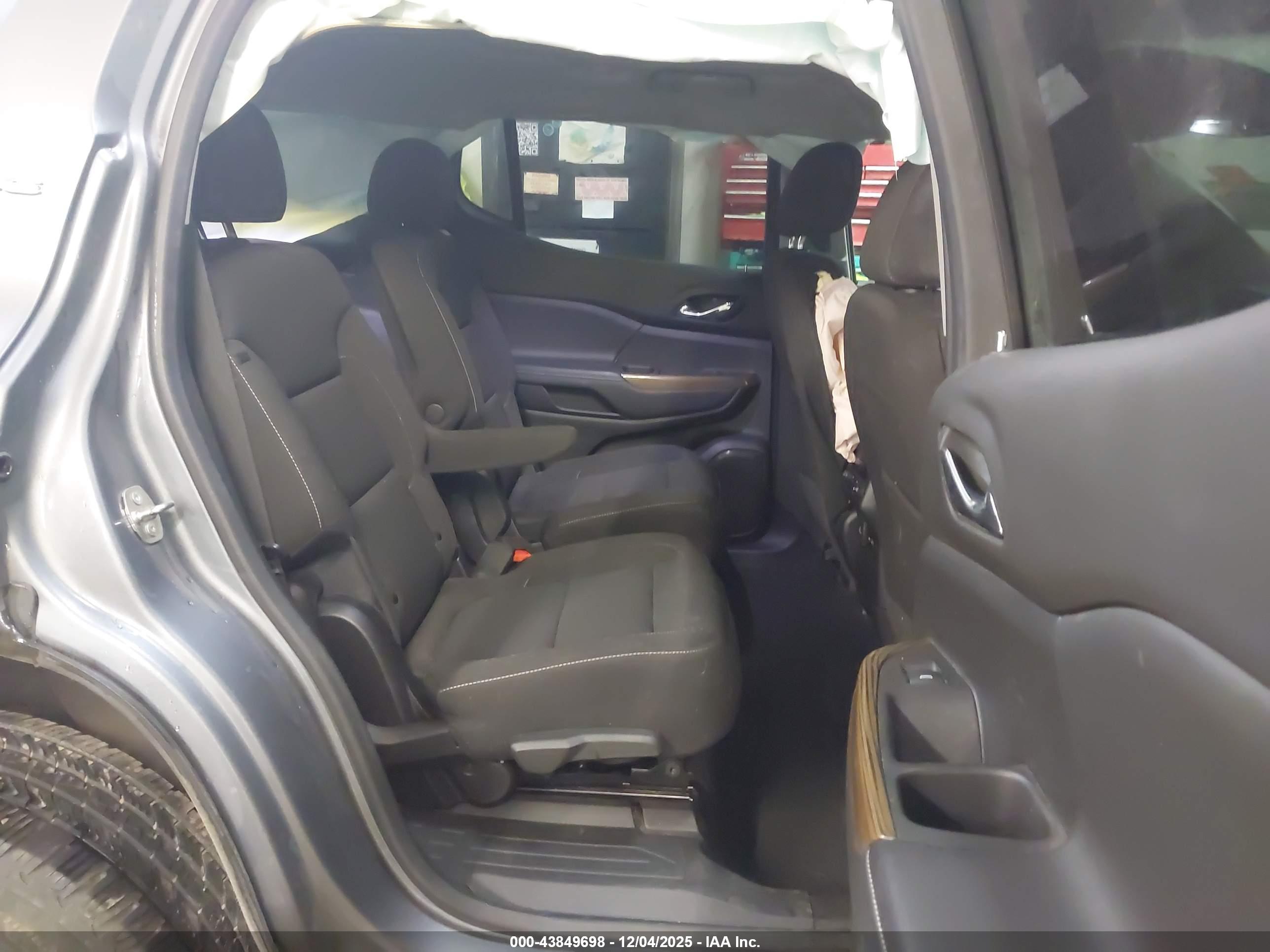 GMC ACADIA image 8