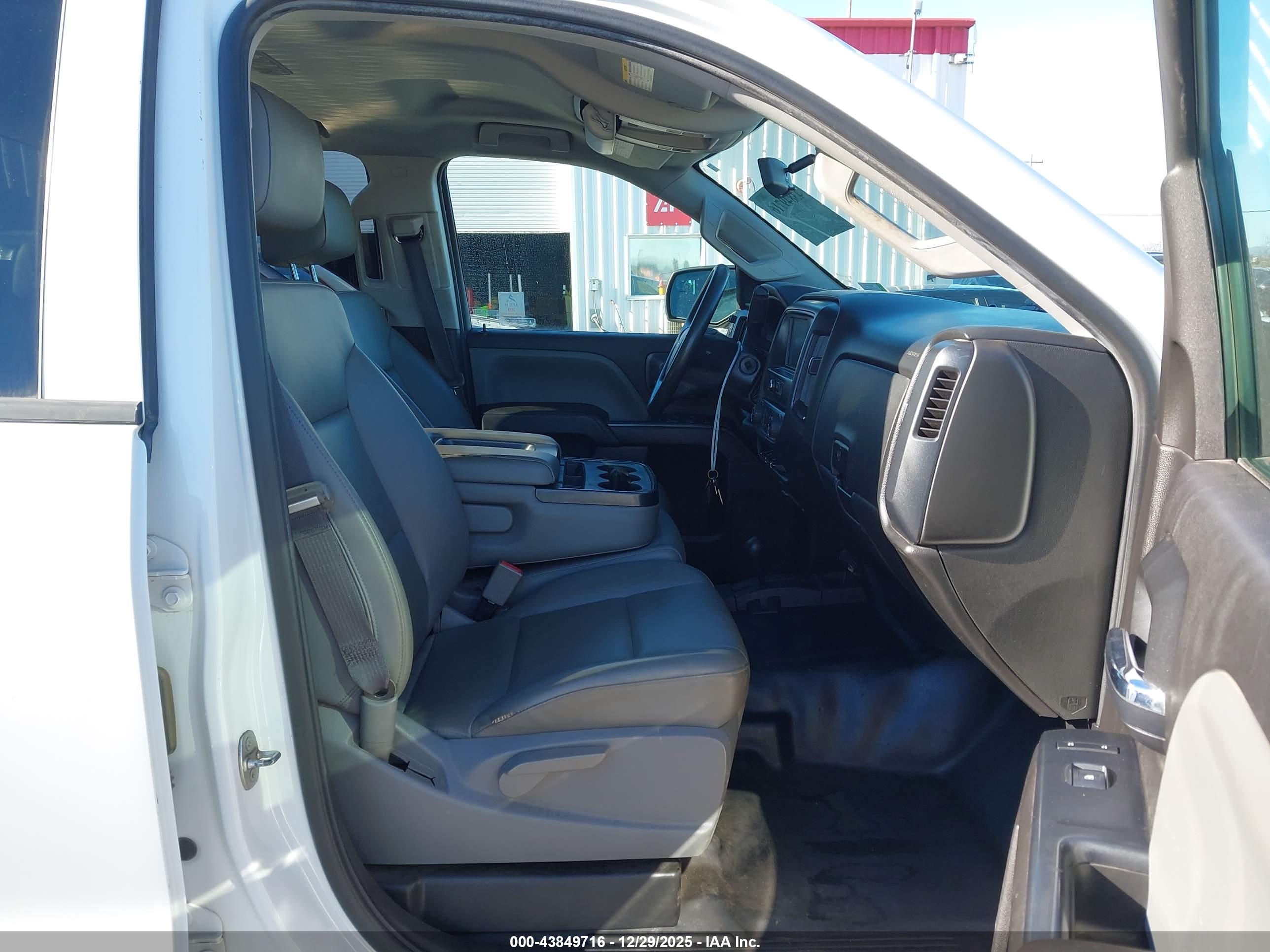 CHEVROLET SILVERADO image 5