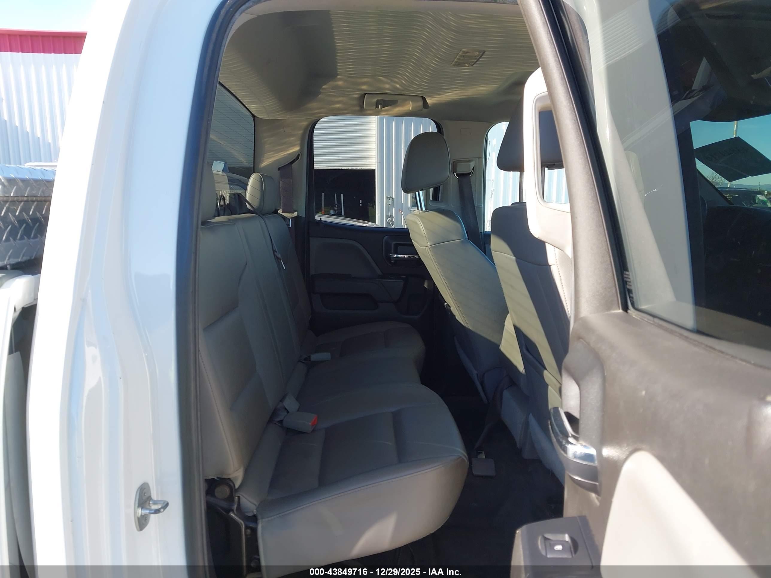 CHEVROLET SILVERADO image 8
