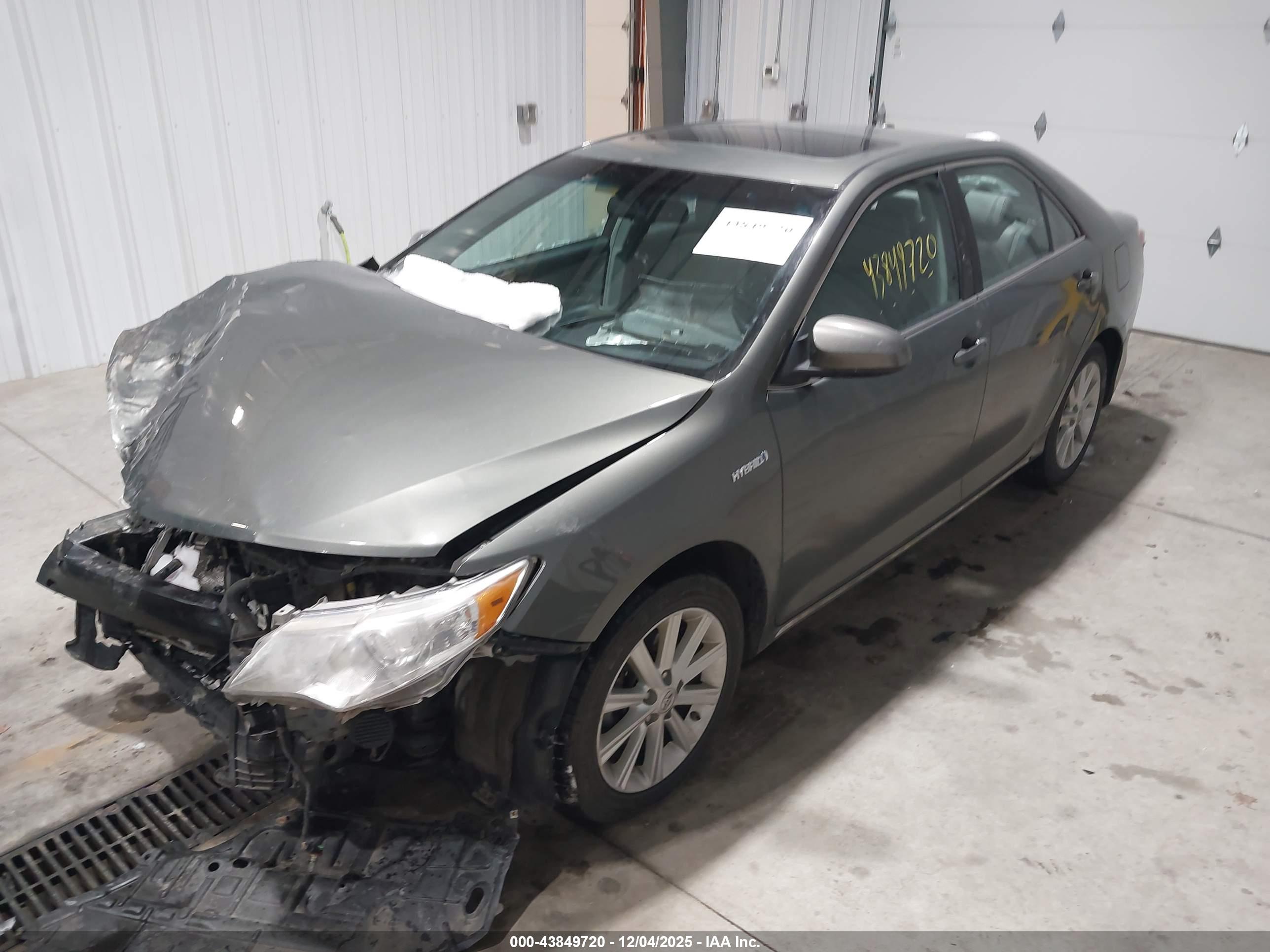 TOYOTA CAMRY image 2