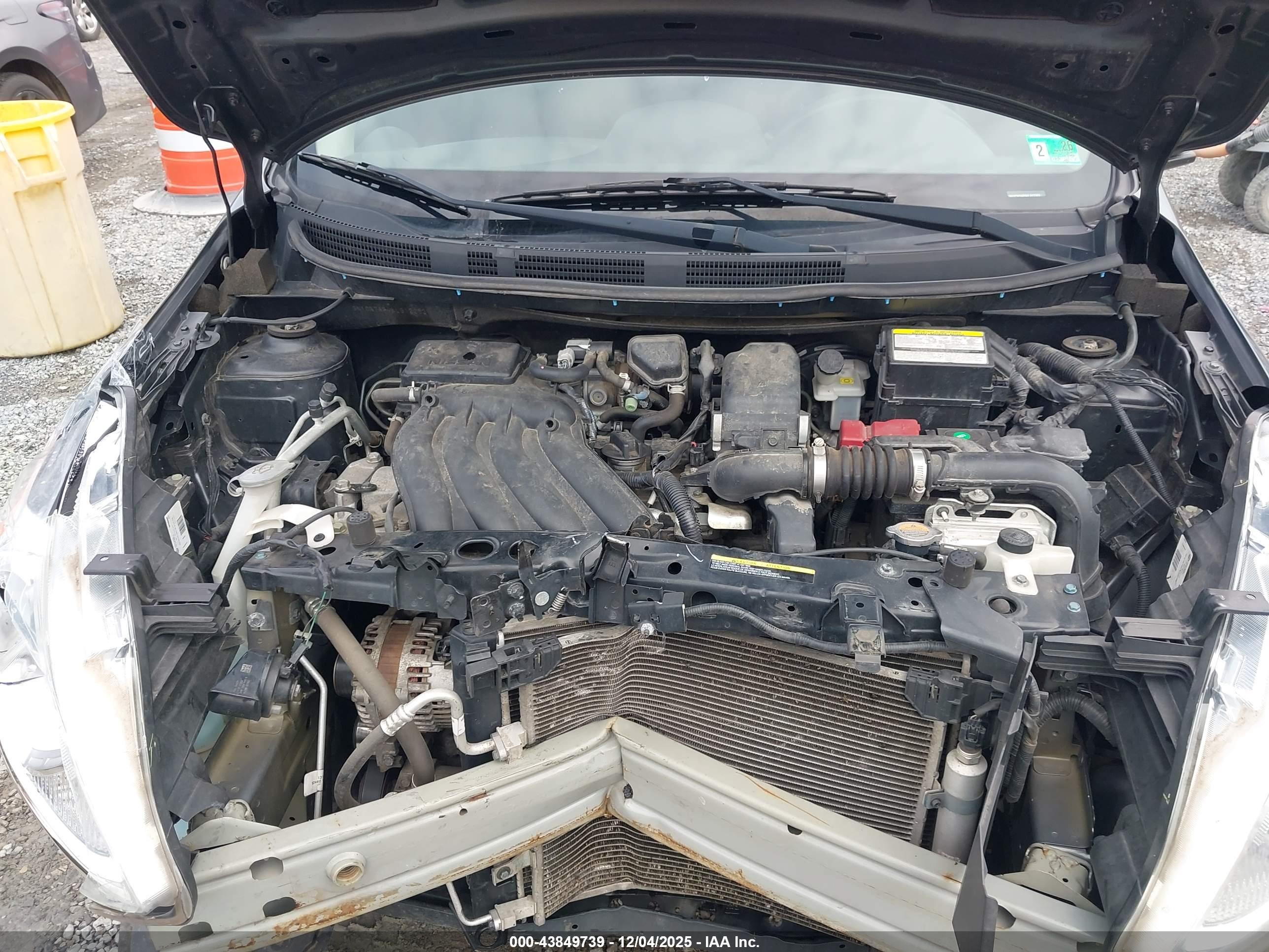 NISSAN VERSA image 10