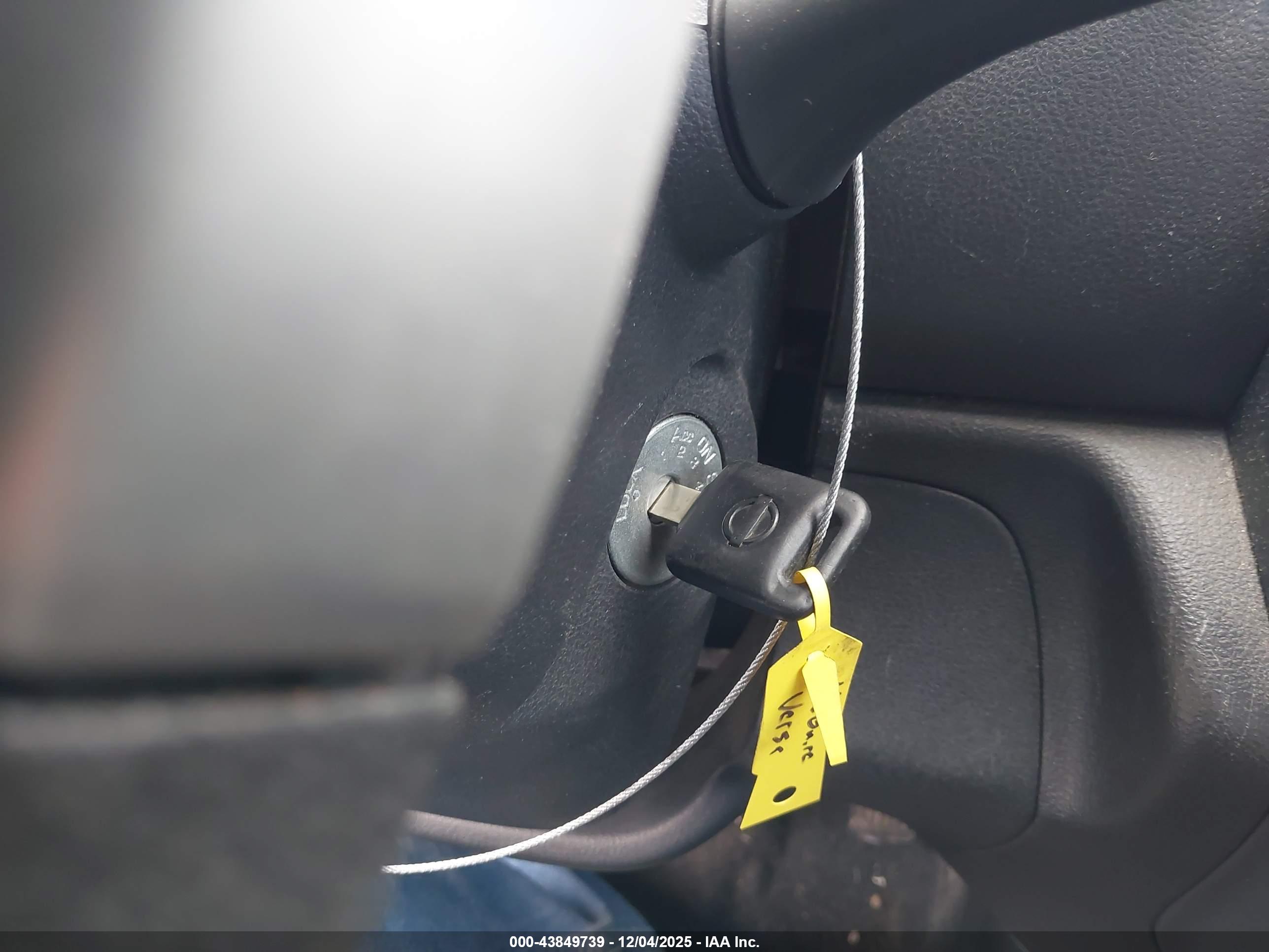 NISSAN VERSA image 11