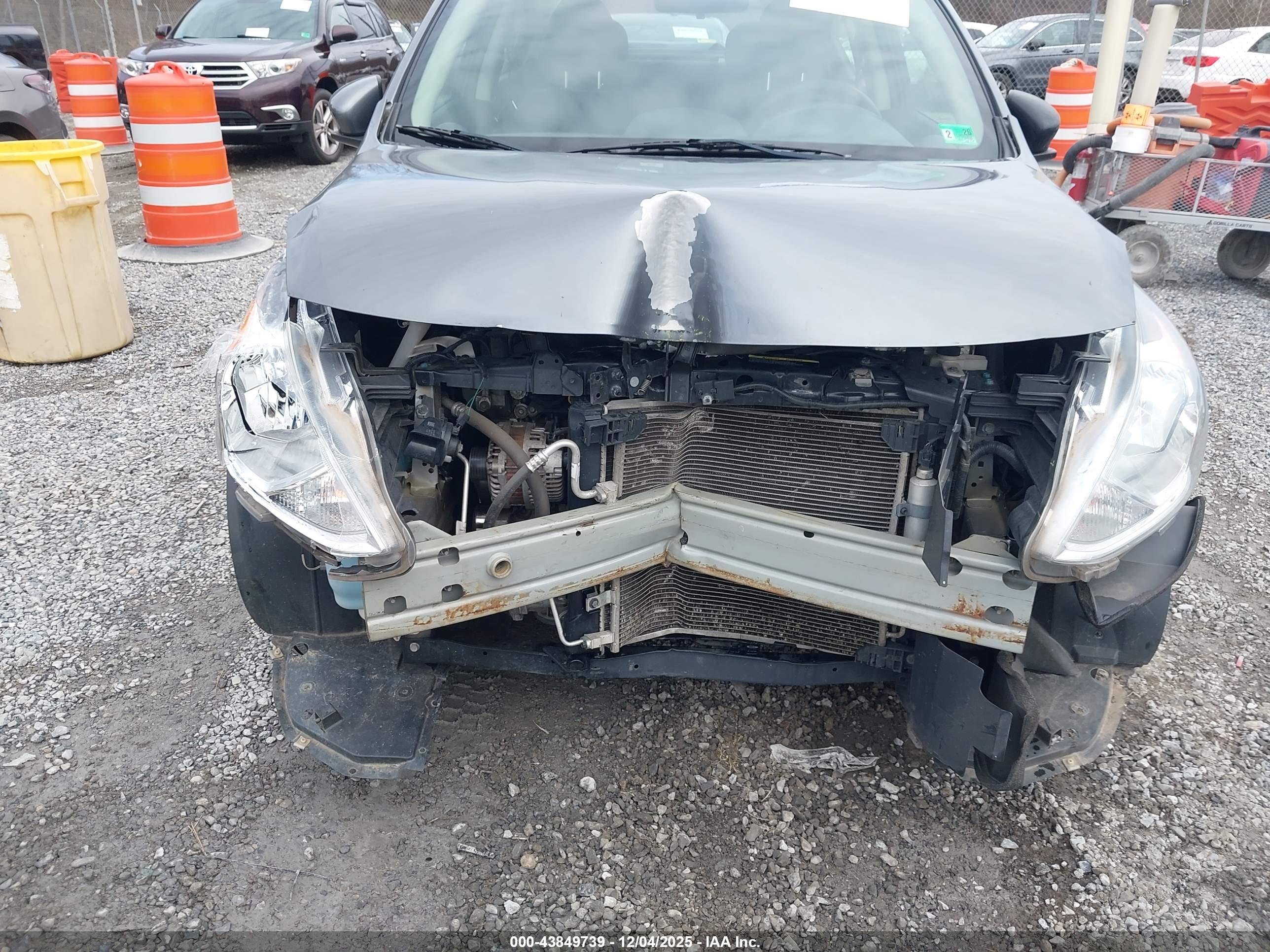 NISSAN VERSA image 6