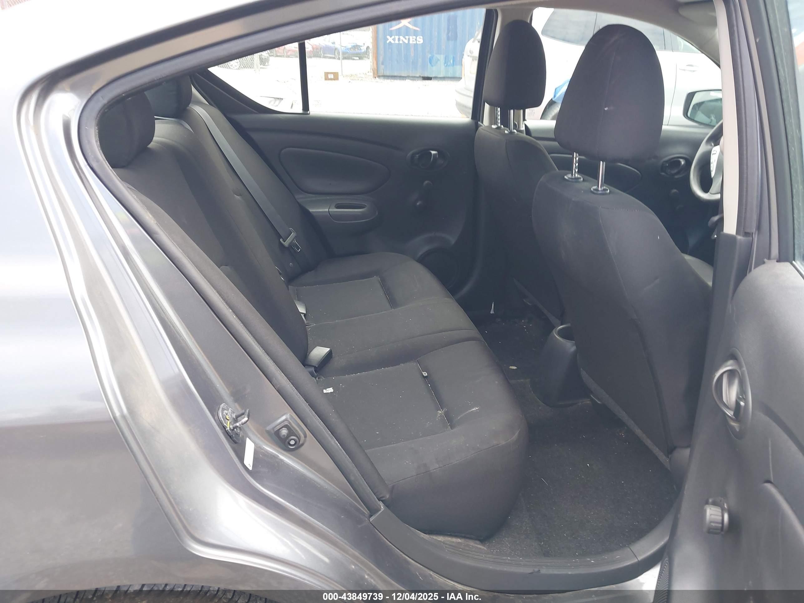 NISSAN VERSA image 8
