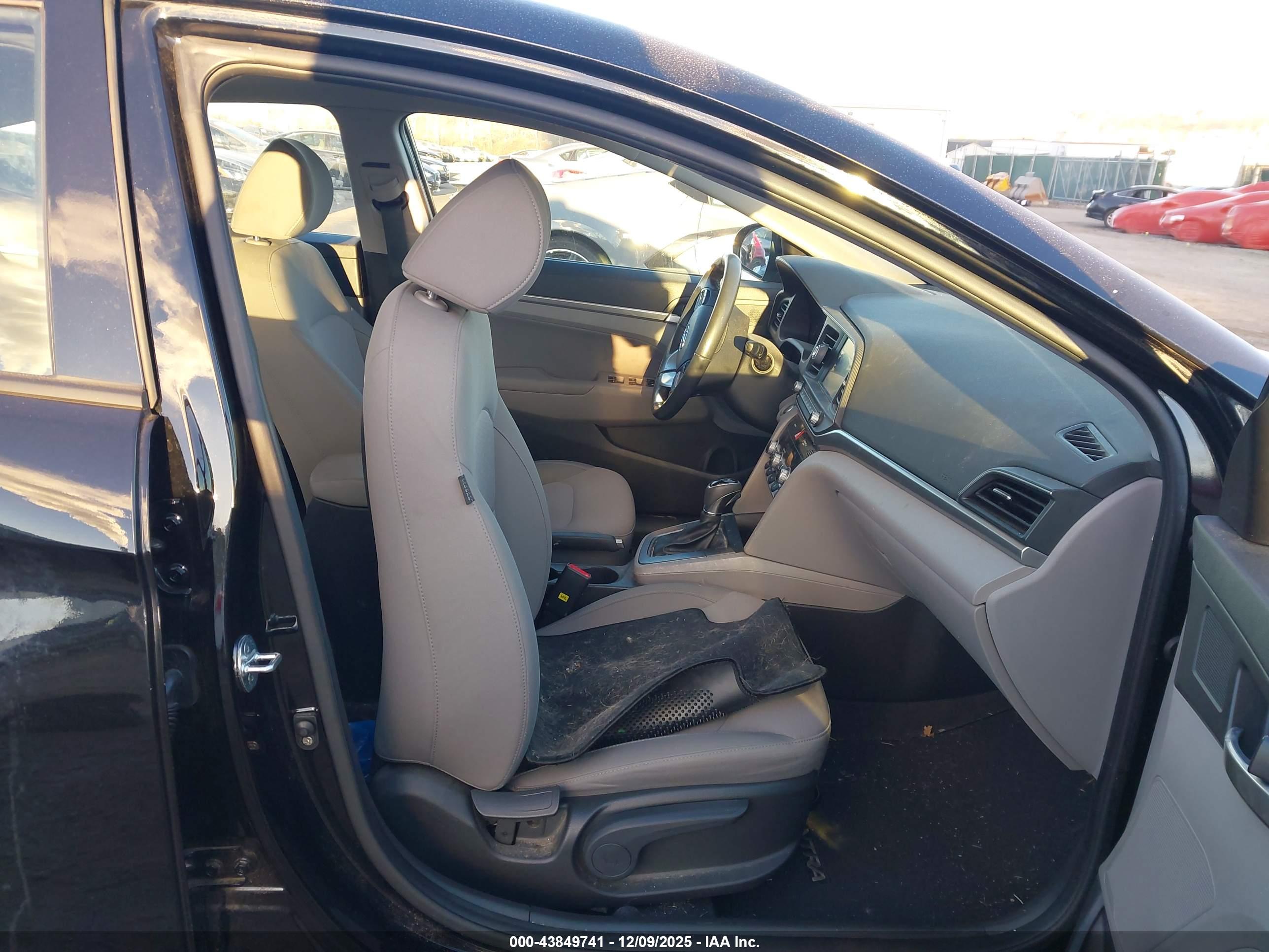HYUNDAI ELANTRA image 5