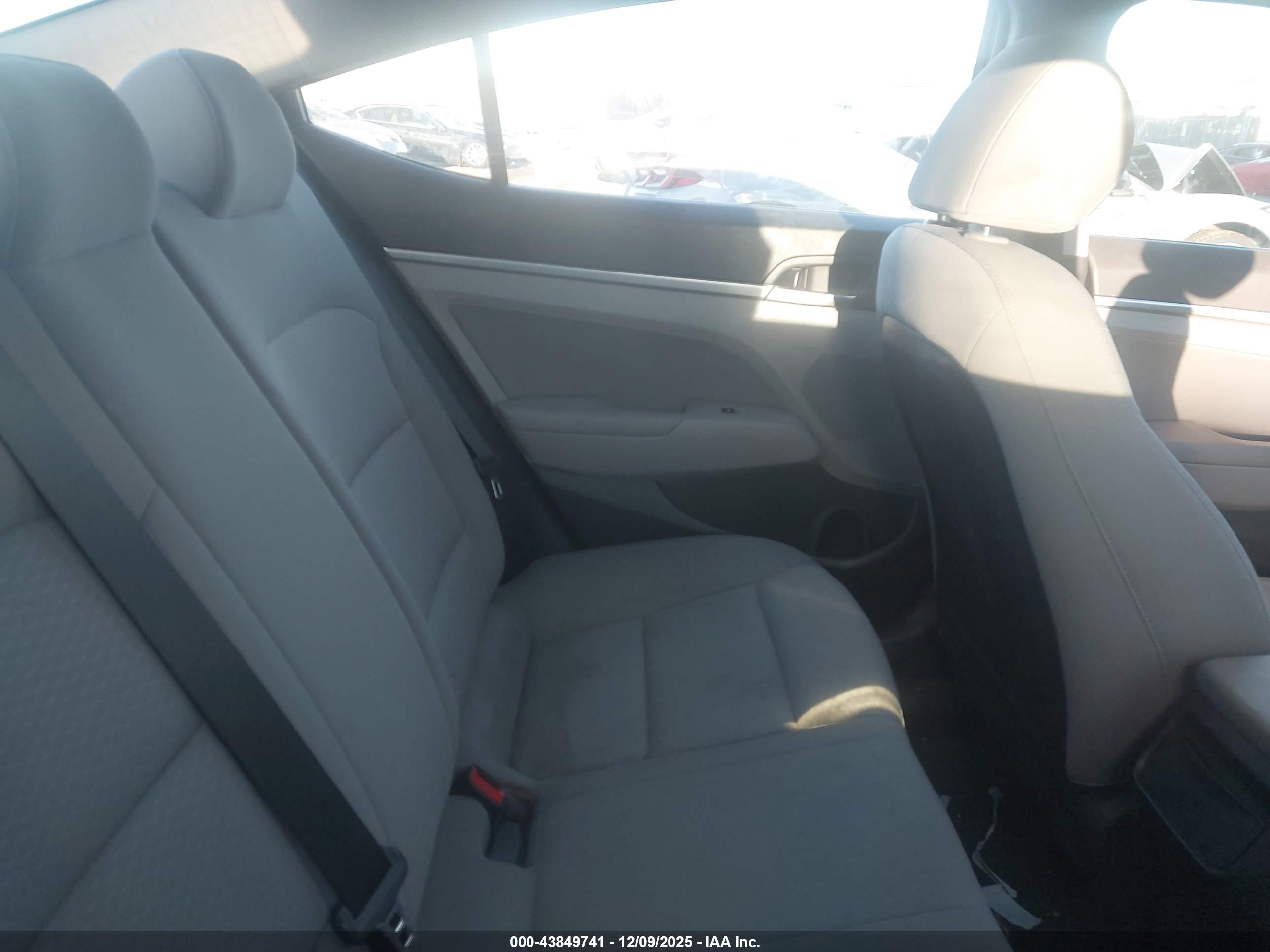 HYUNDAI ELANTRA image 8