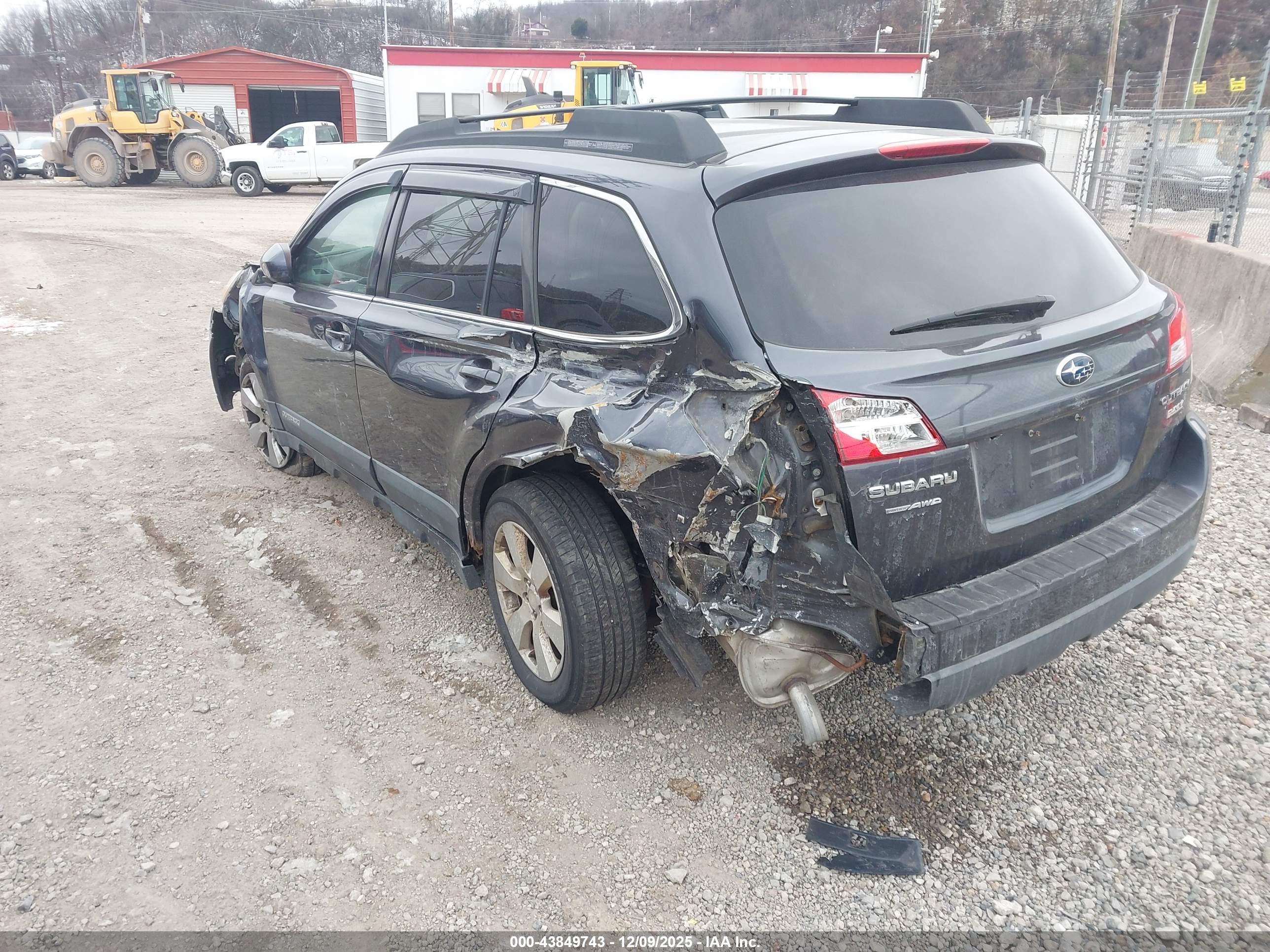 SUBARU OUTBACK image 3