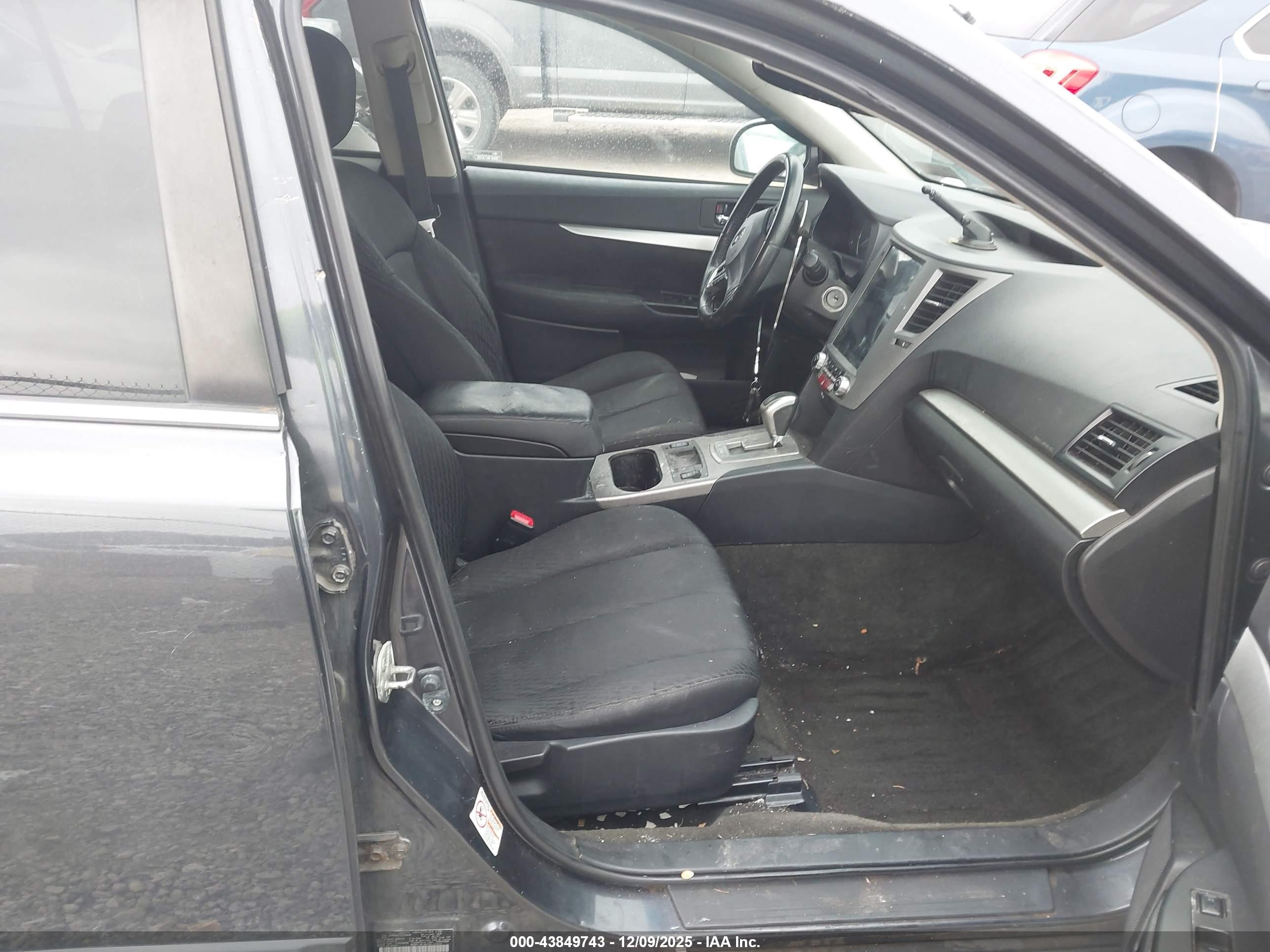 SUBARU OUTBACK image 5