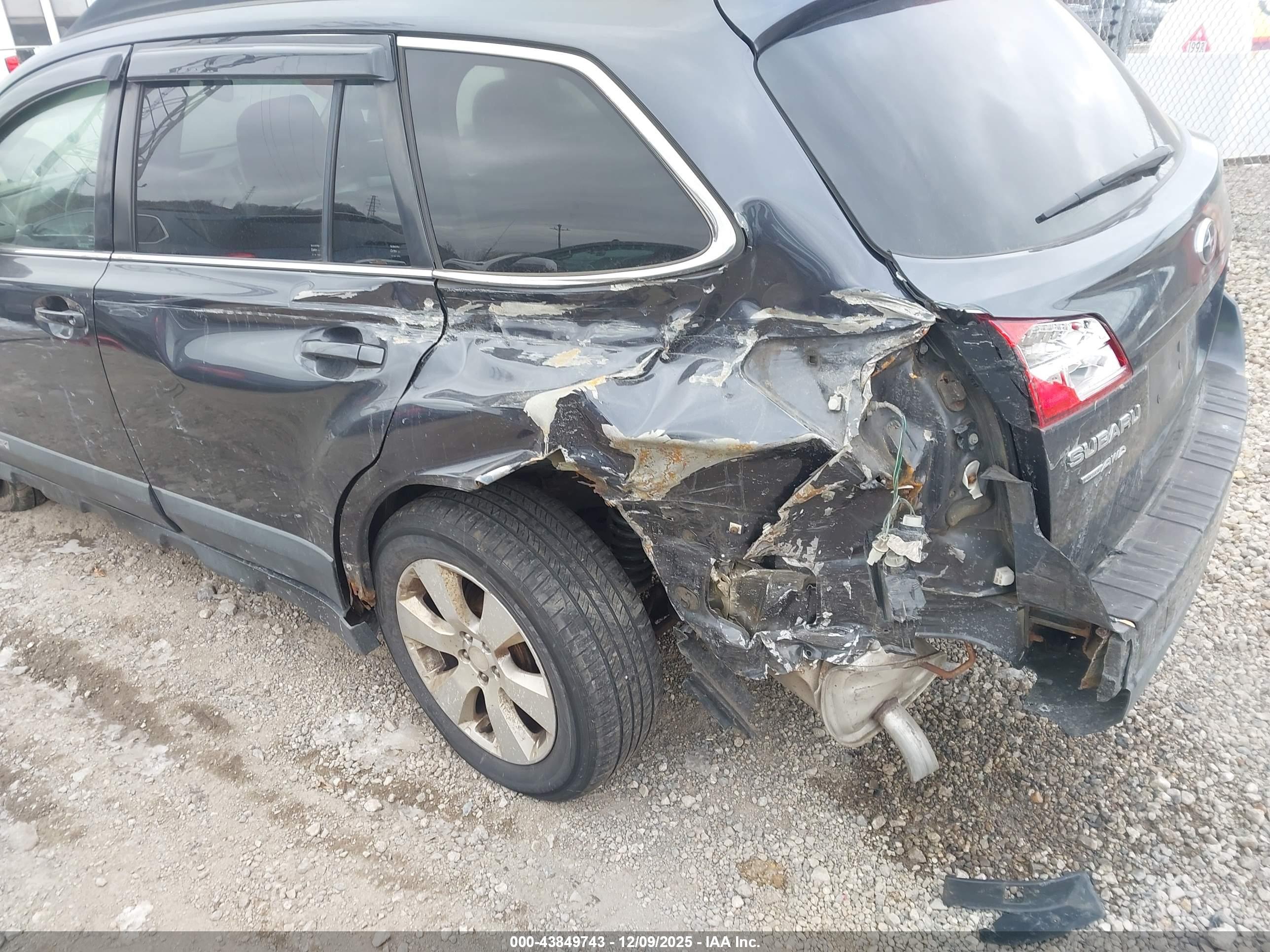 SUBARU OUTBACK image 6
