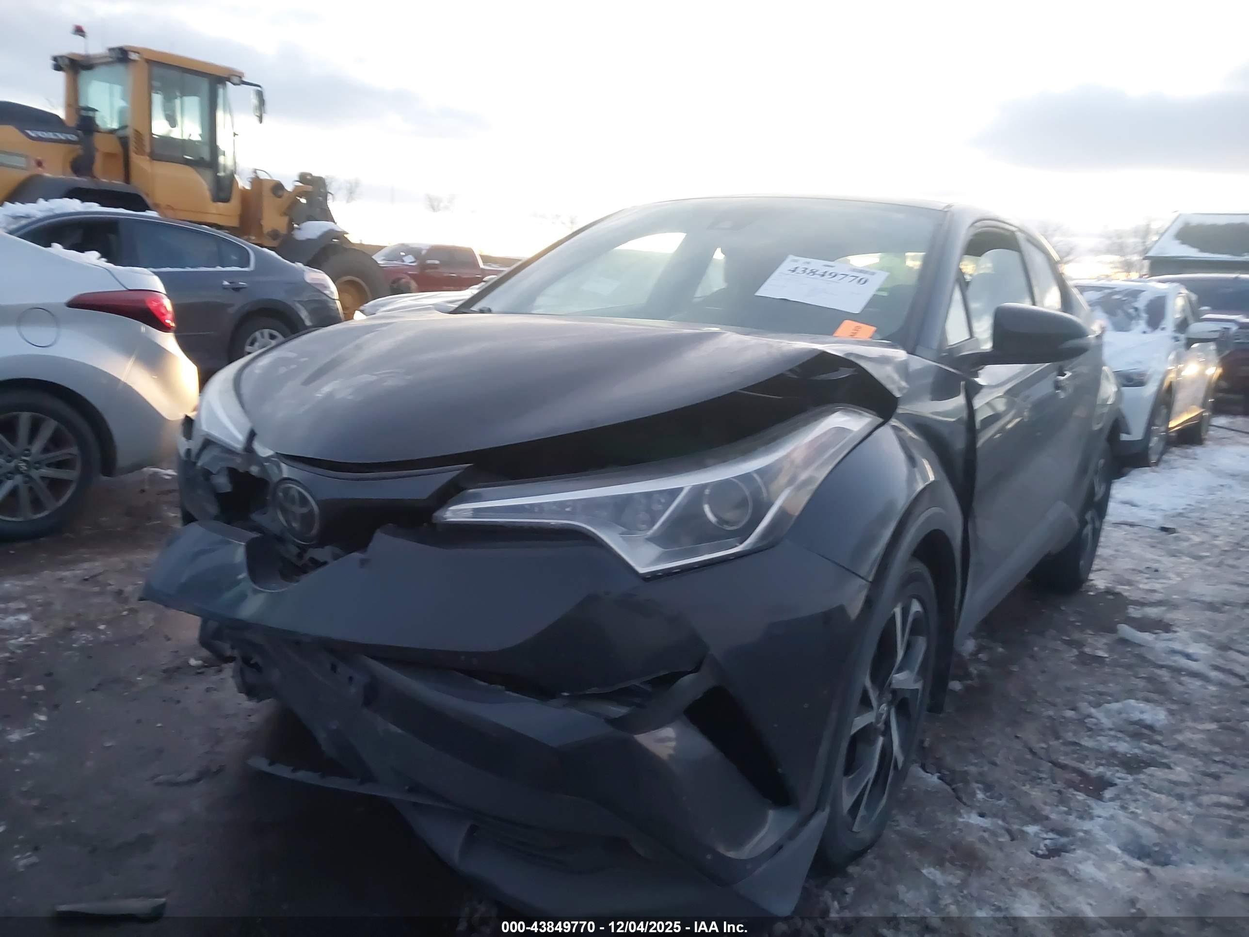 TOYOTA C-HR image 2