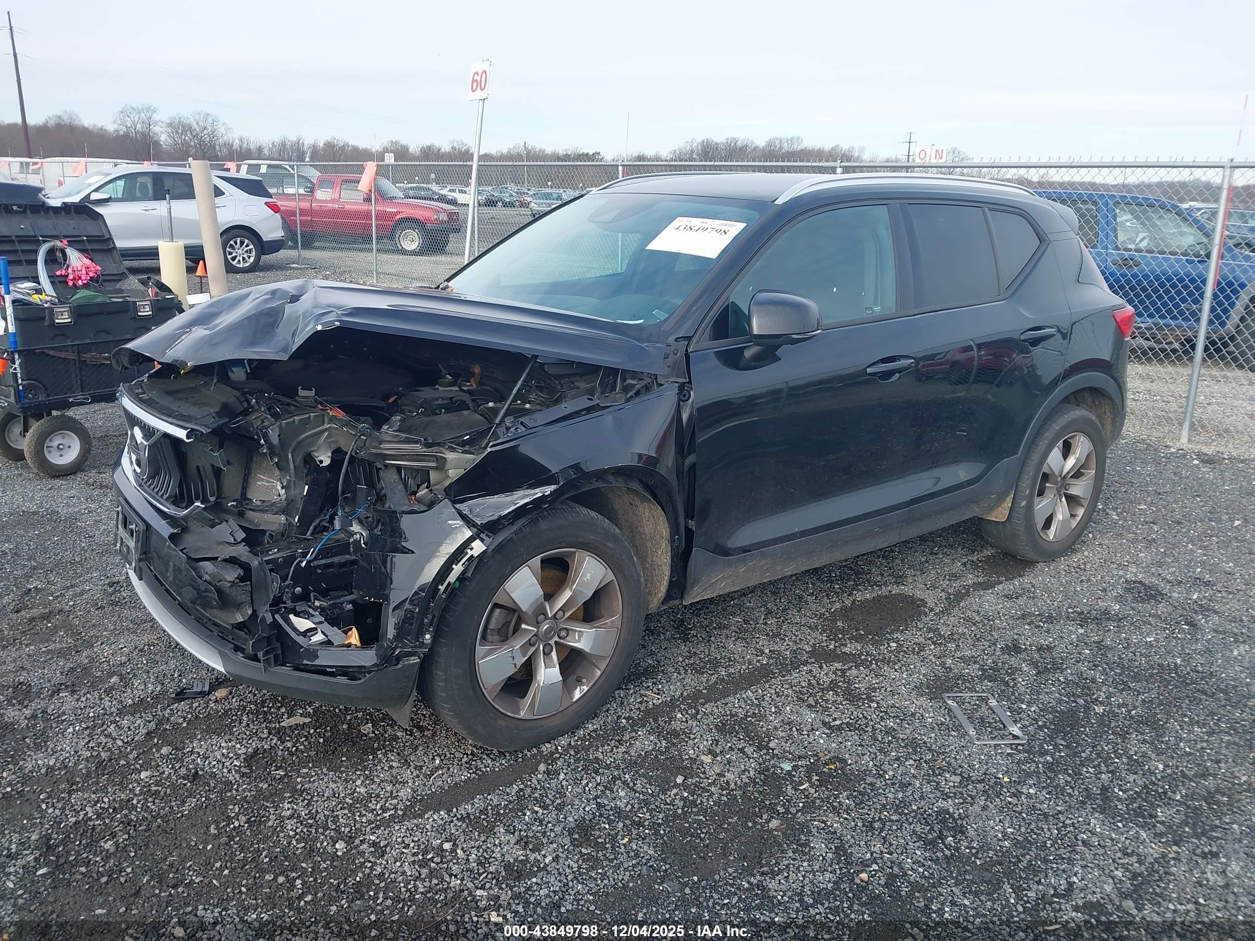 VOLVO XC40 image 2