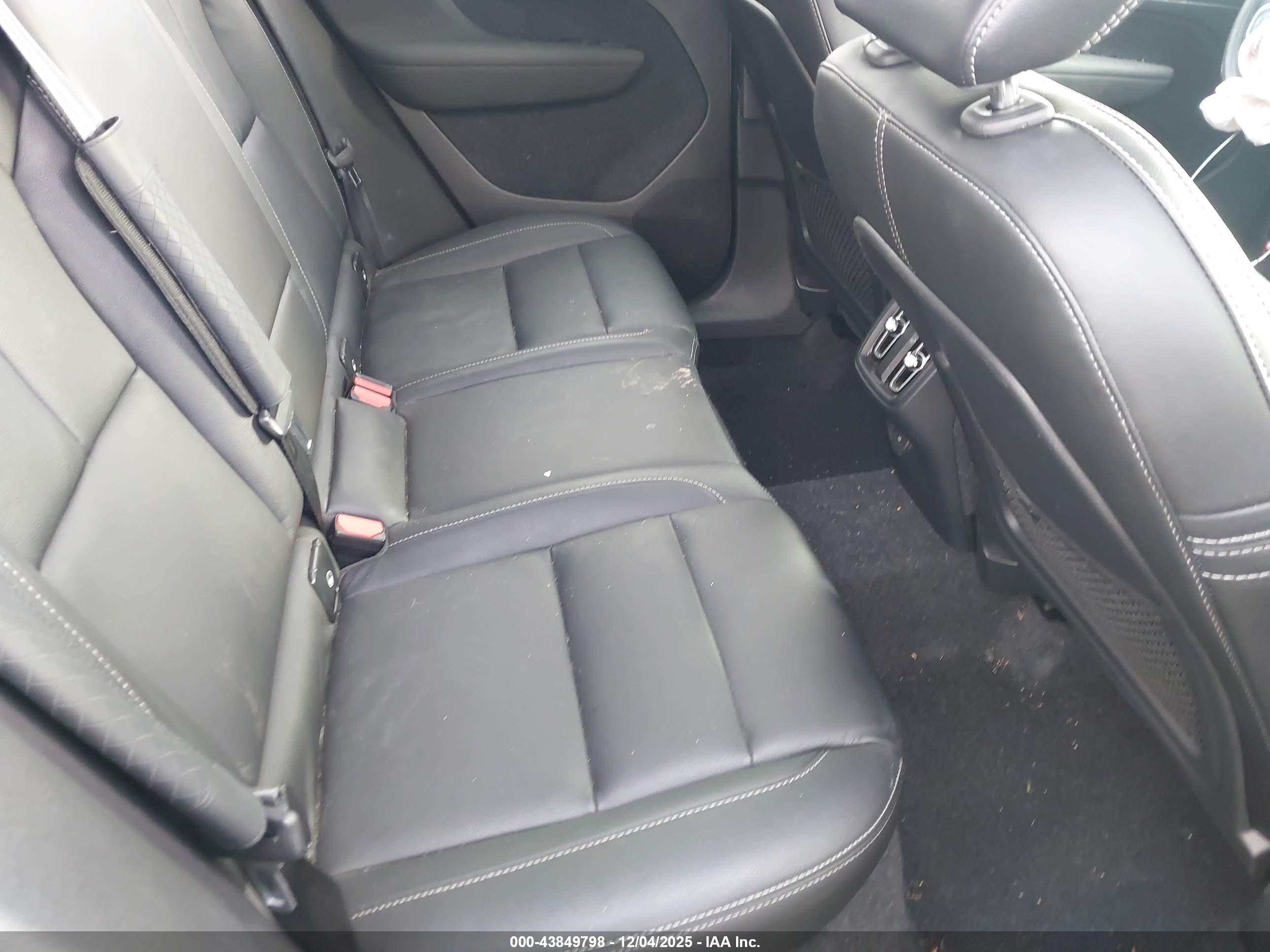 VOLVO XC40 image 8