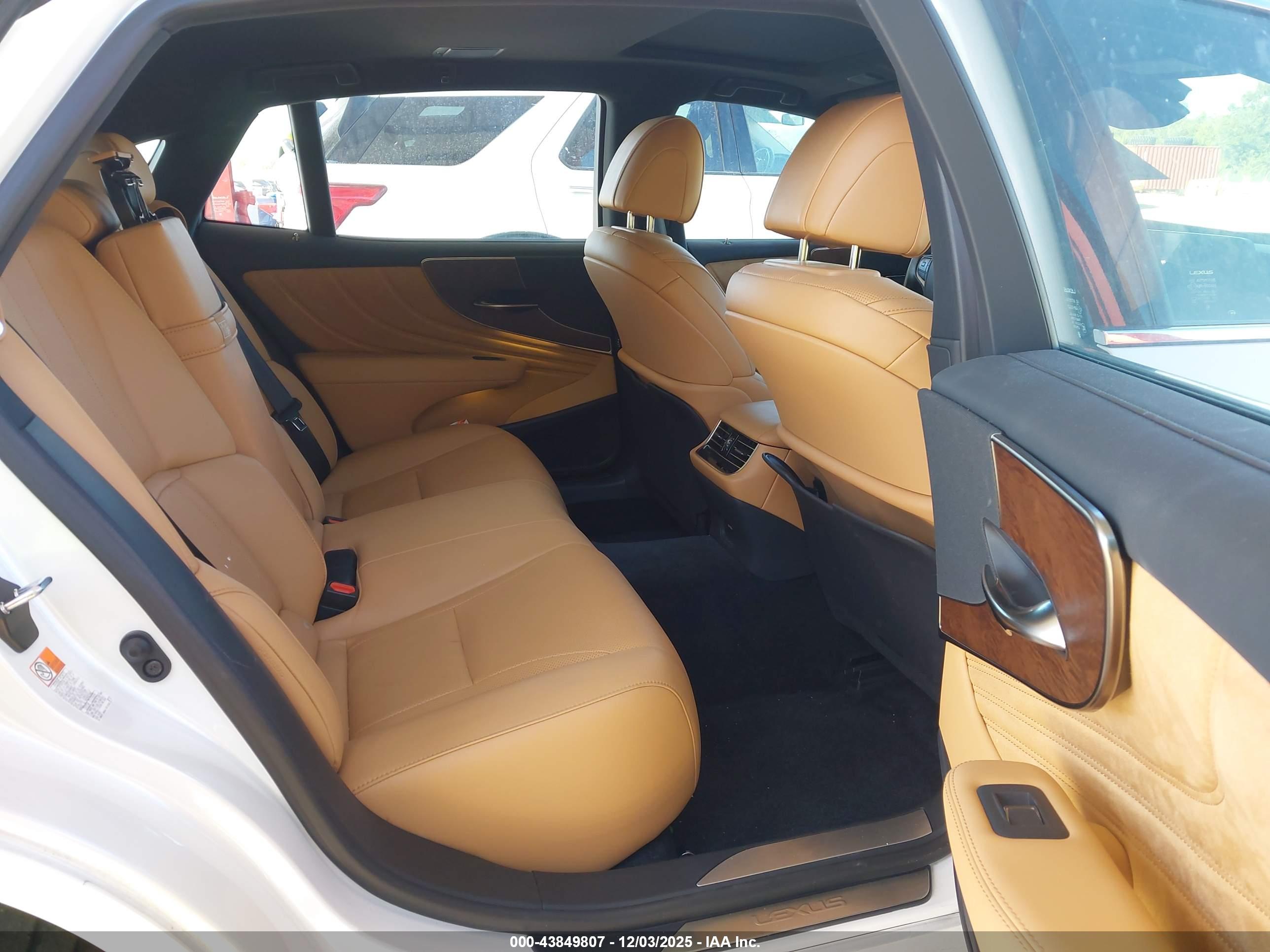LEXUS LS image 8