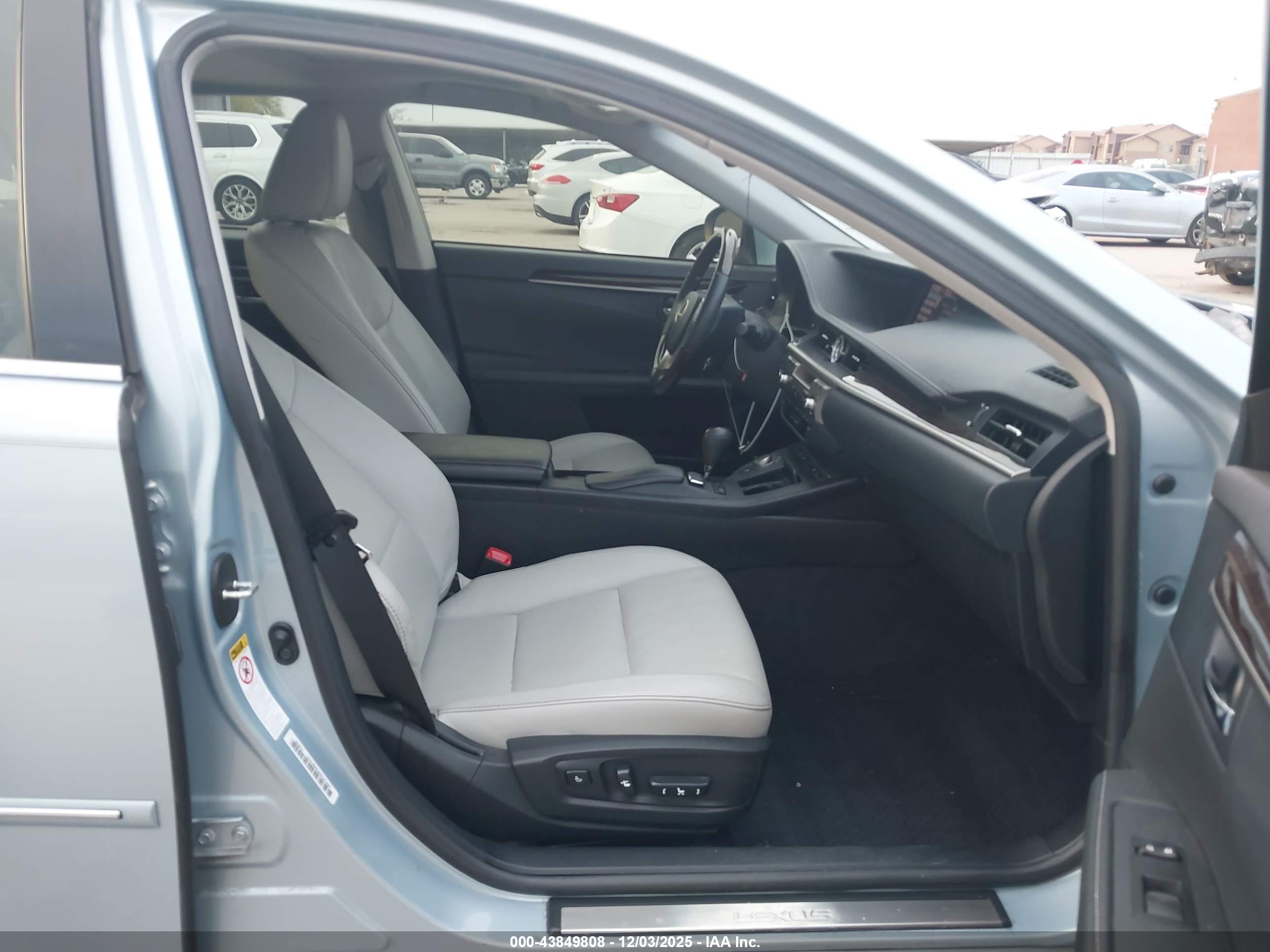 LEXUS ES image 5