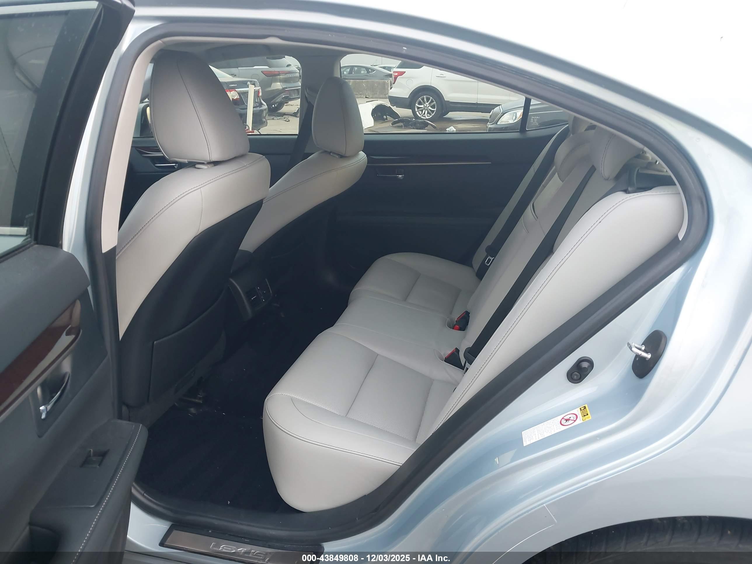 LEXUS ES image 8