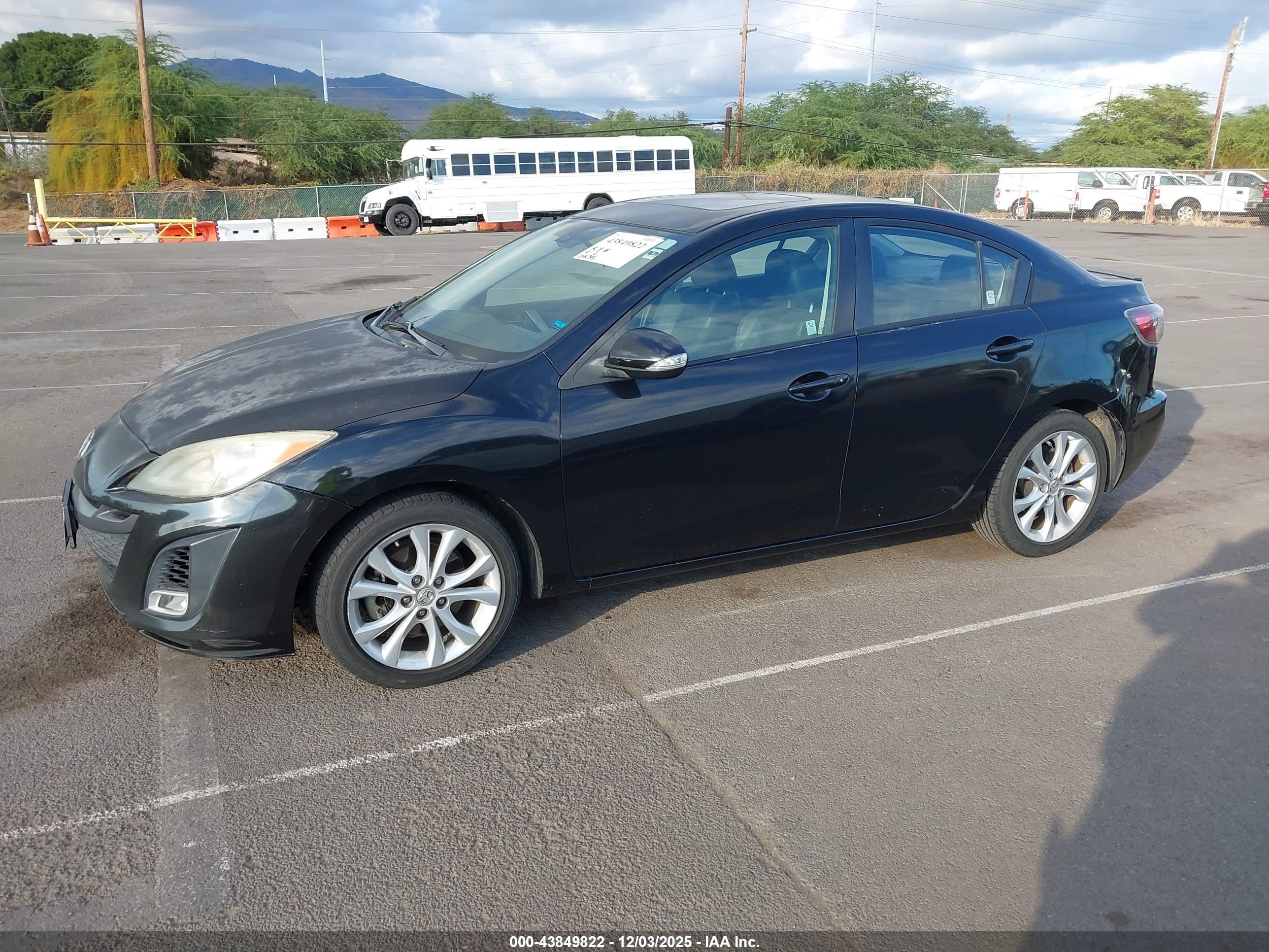 MAZDA MAZDA3 image 2