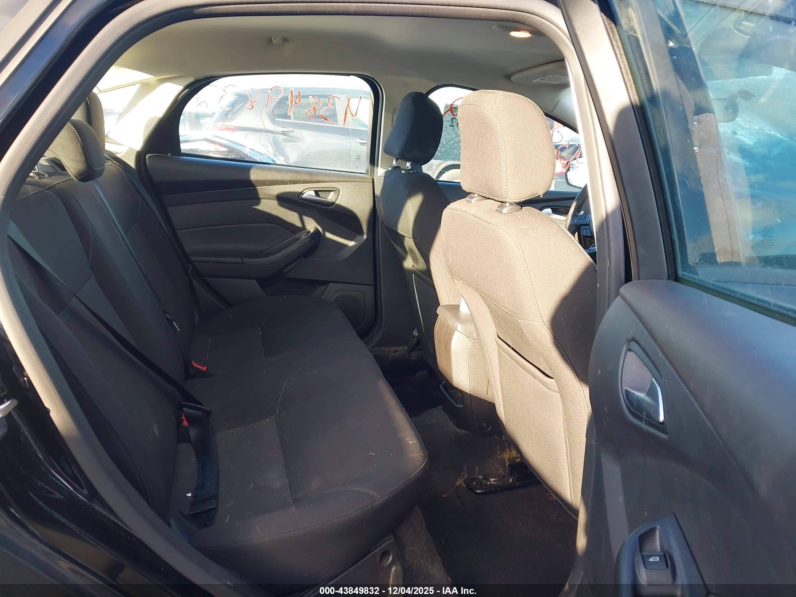 FORD FOCUS image 8