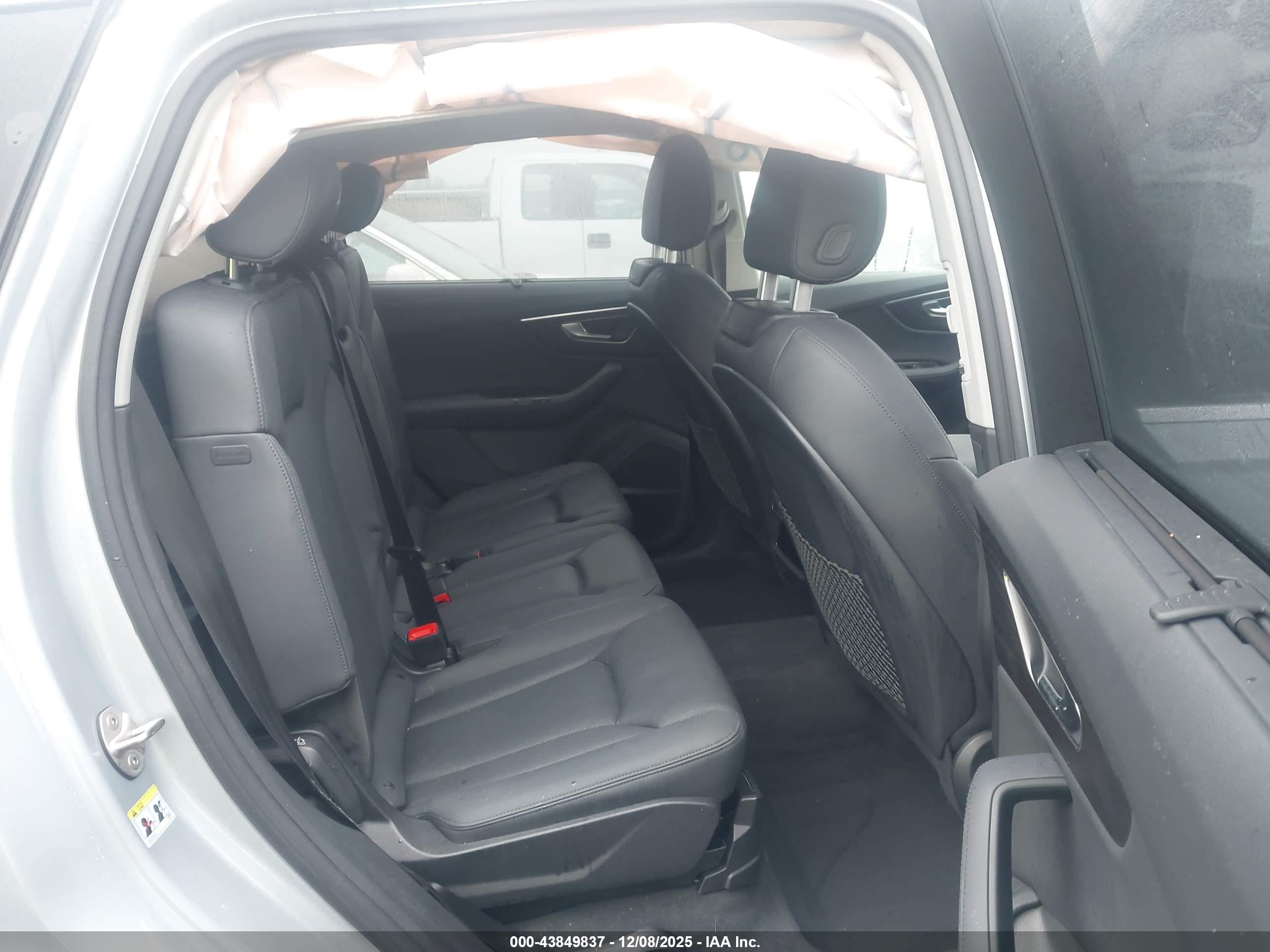 AUDI Q7 image 8