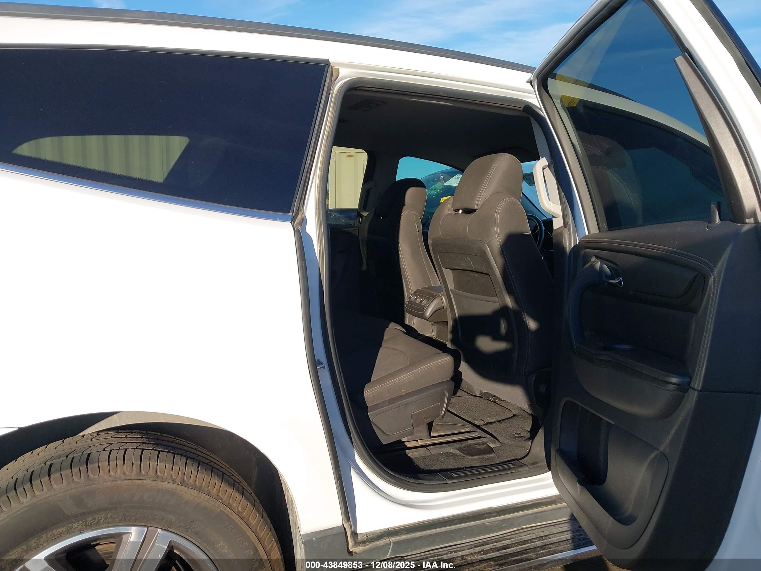 CHEVROLET TRAVERSE image 8