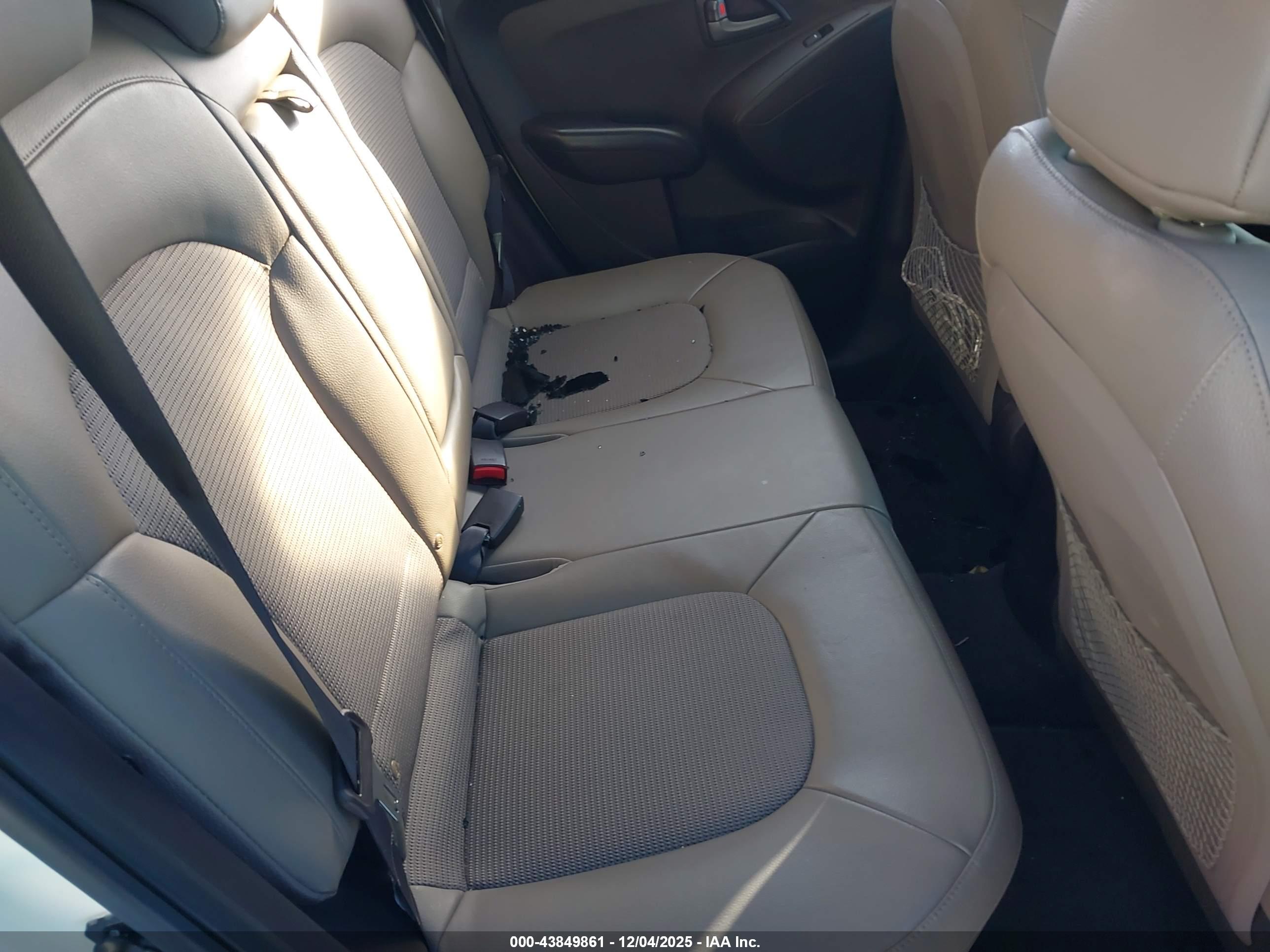 HYUNDAI TUCSON image 8