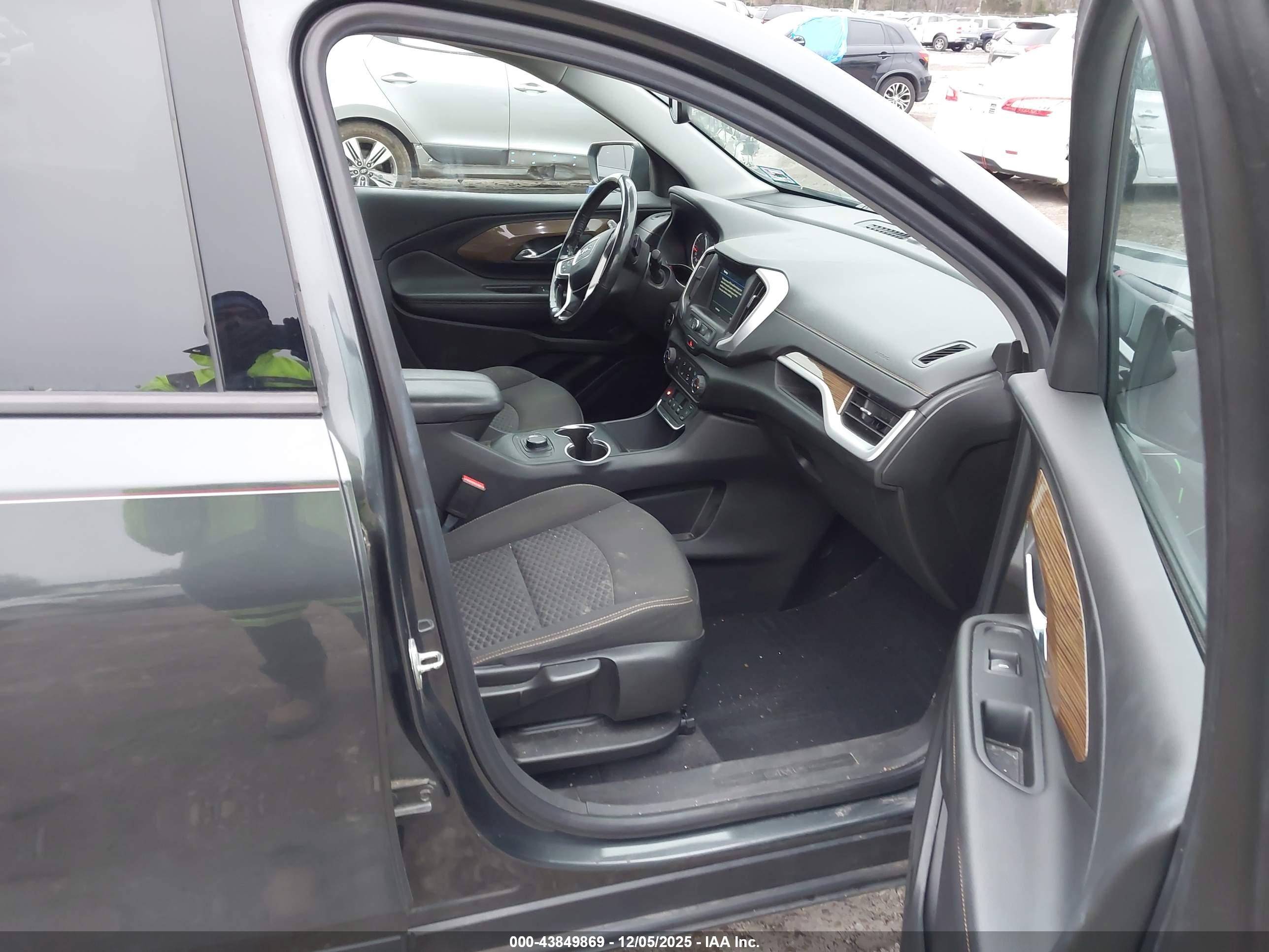 GMC TERRAIN image 5