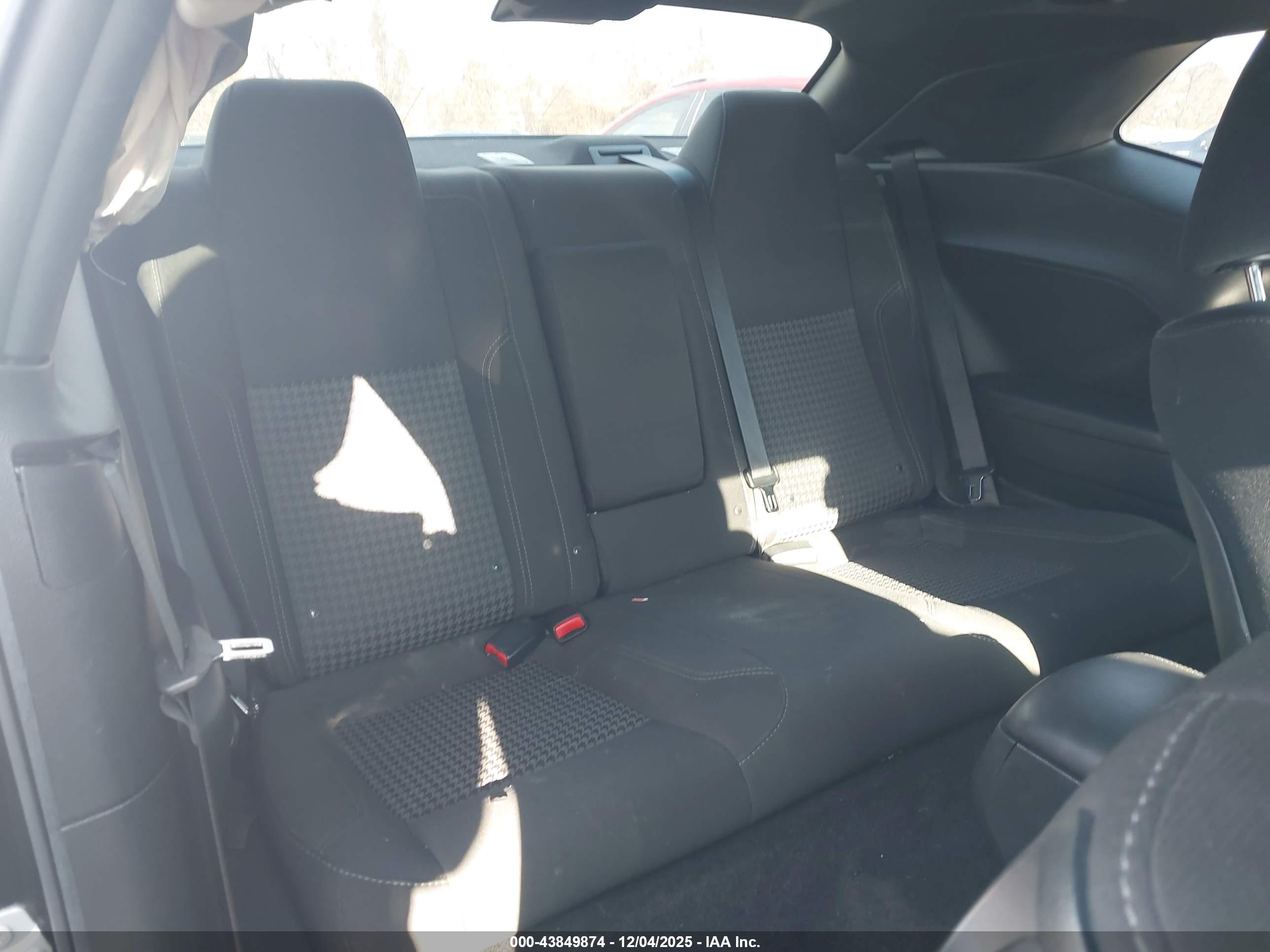 DODGE CHALLENGER image 8