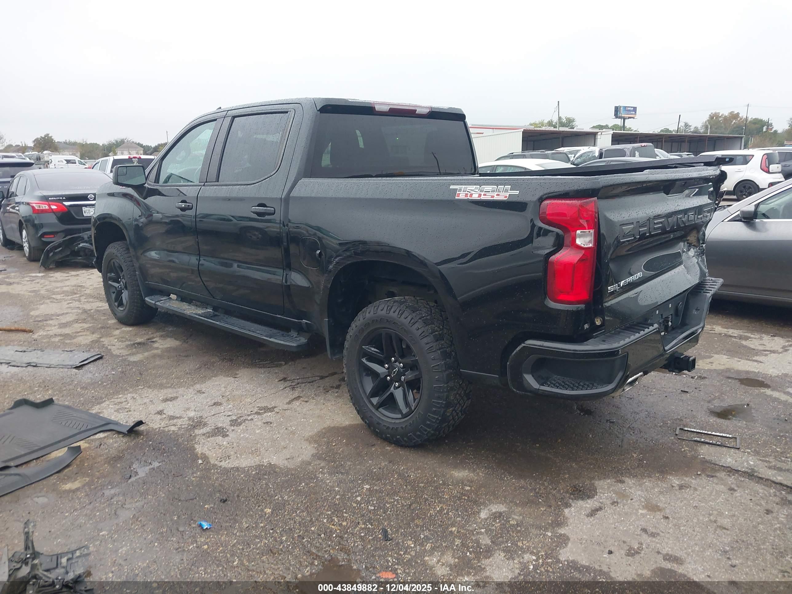 CHEVROLET SILVERADO image 3