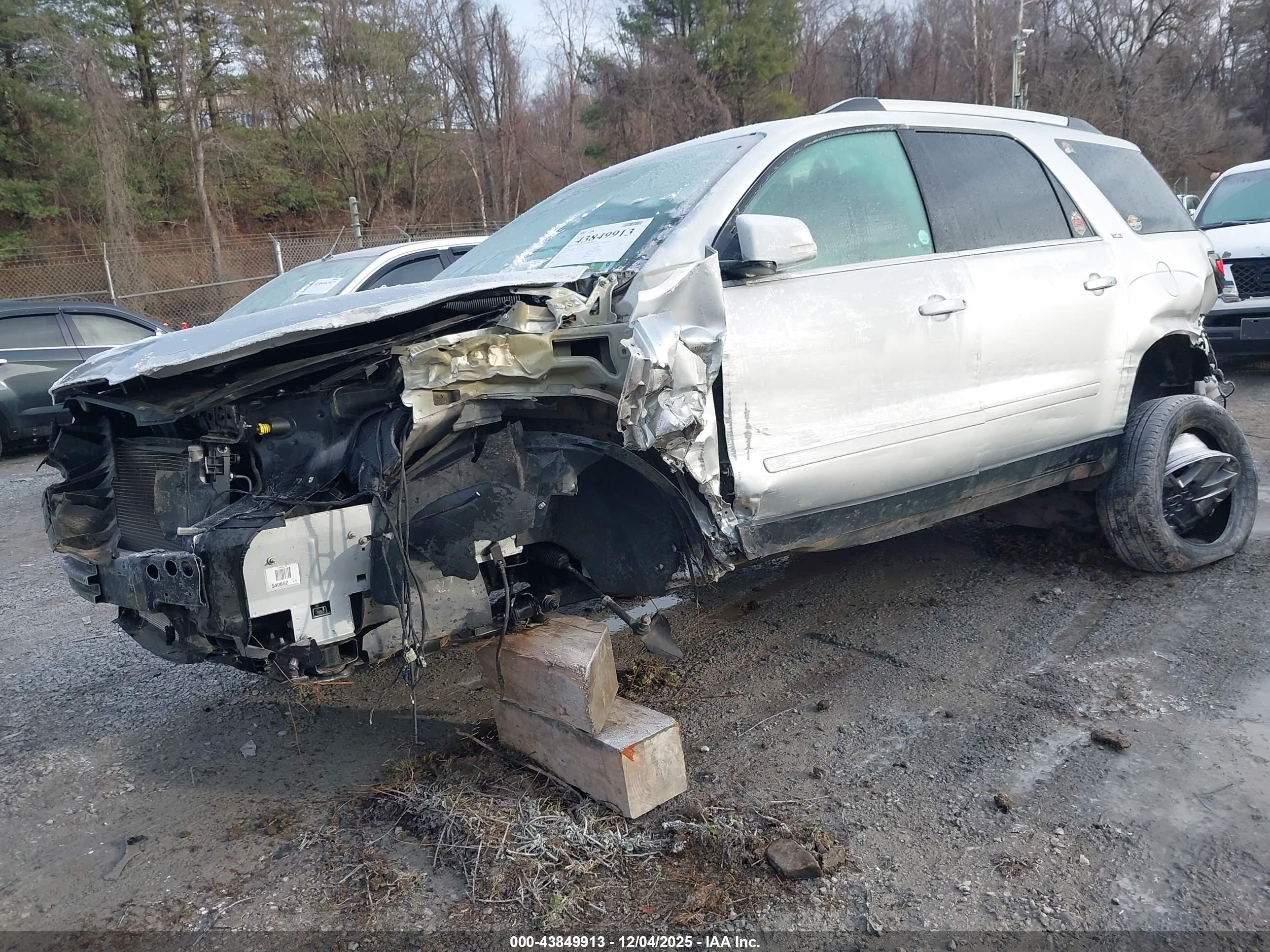 GMC ACADIA image 2