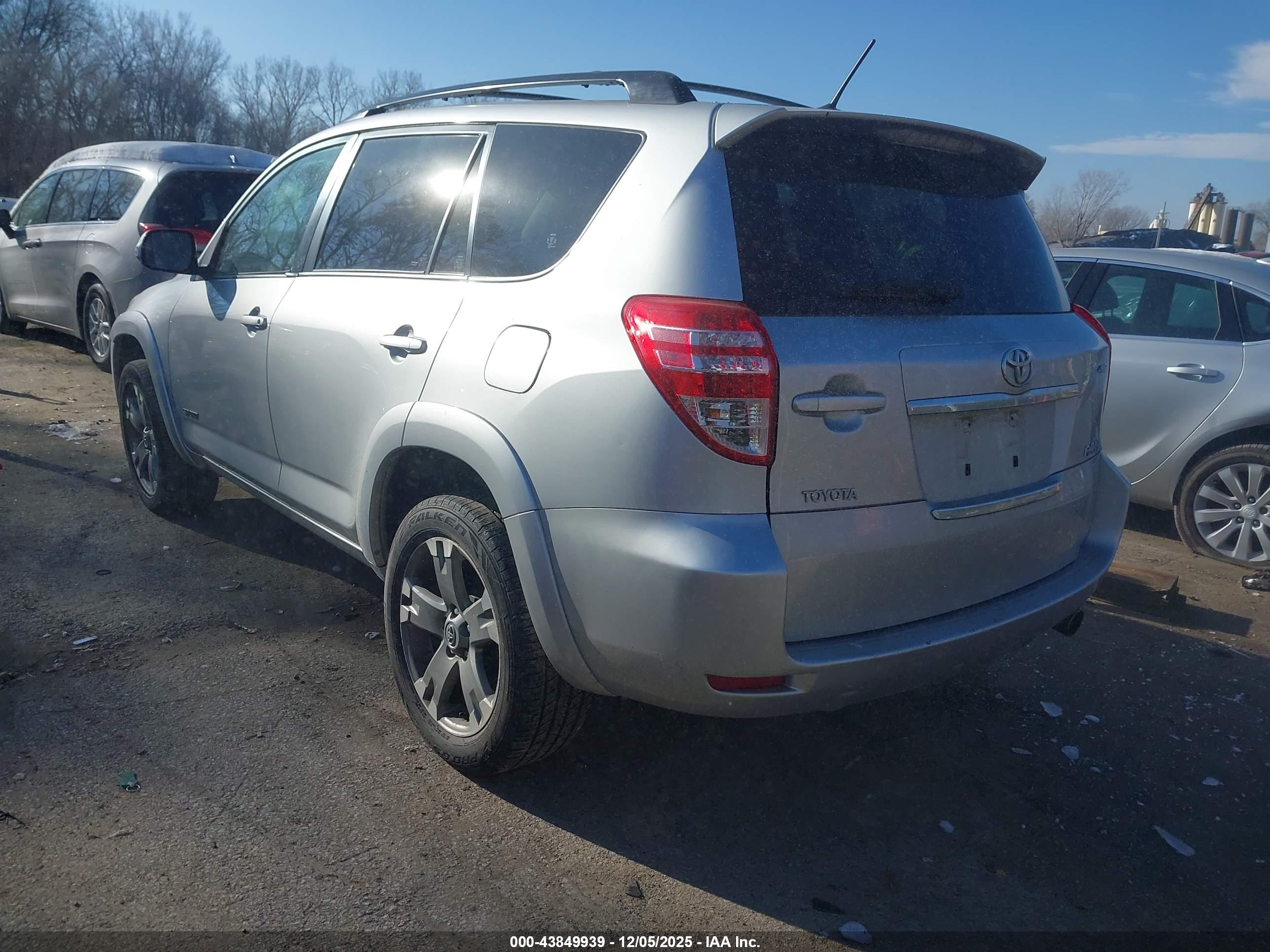 TOYOTA RAV4 image 3